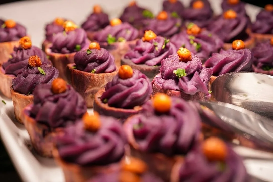 Dessert double take? 💜 Chef Dez’s Stuffed Purple Sweet Potatoes were masquerading as beautiful pastries at this corporate summit. Almost too pretty to eat (almost...)
⠀⠀⠀⠀⠀⠀⠀⠀⠀
🍠Stuffed Purple Sweet Potato🍠
Turmeric tahini, crispy garbanzo b