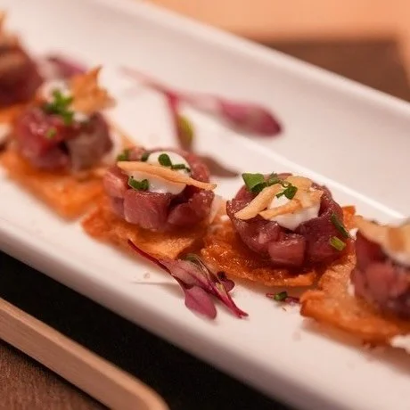Little bite, bold flavor. 
Wagyu Beef Tartare on a crispy onion potato cake, finished with a kiss of fresh horseradish.. 
⠀⠀⠀⠀⠀⠀⠀⠀⠀
Photo: David Choi
Planning: @shift_alt_events
⠀⠀⠀⠀⠀⠀⠀⠀⠀
#RevelCatering #BayAreaEvents #SFCaterer #EventCateringSF #Bay