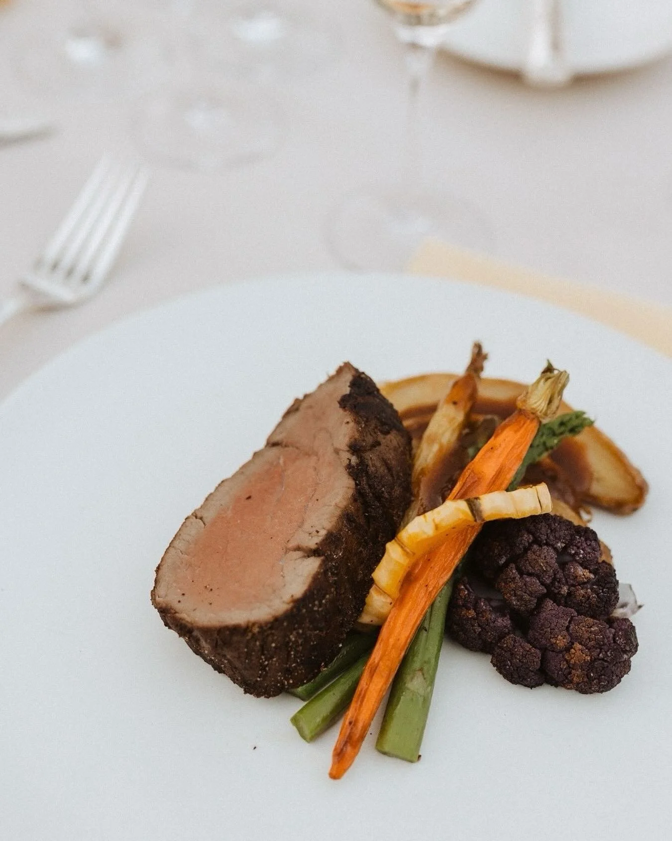 A showstopping plate that tastes as good as it looks.
⠀⠀⠀⠀⠀⠀⠀⠀⠀
Tuscan sous vide tenderloin with rosemary reduction and seasonal vegetables, the kind of dish that leaves your guests talking long after the last bite.
⠀⠀⠀⠀⠀⠀⠀⠀⠀
#RevelCatering #WeddingM