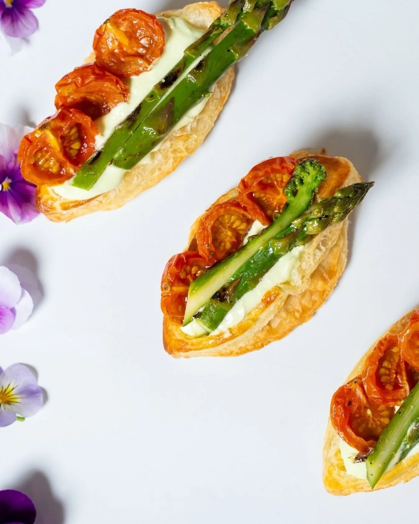 Fresh from our kitchen to your office — handmade tomato and asparagus tarts, crafted with chef-grade care and flavor in every bite. Because workplace lunches deserve a little gourmet love. 🍅🥦✨
#CateringProvisions #CorporateCatering #BayAreaEa