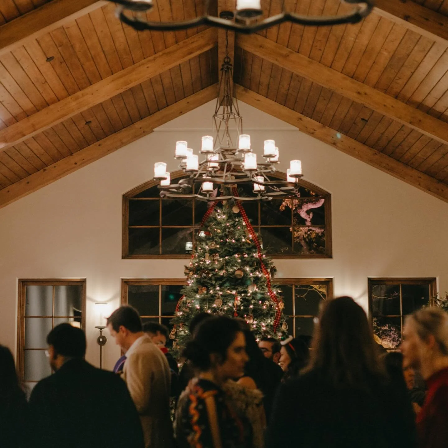 Full glasses, festive tables, and plenty of revelry ✨ Here&rsquo;s to a joyful Christmas and holiday season.. we&rsquo;re still dreaming about this SF Chronicle holiday party from Christmas Past.

#sfcatering #catering