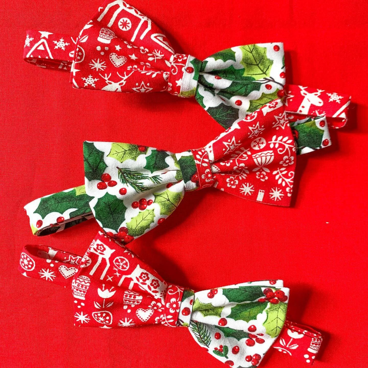 How is this for an explosion of Christmas cheer?? 🎄 💥 
Of course the colourful @thehonourablemoose would be the one to order these custom matching bow ties. I can&rsquo;t wait to see the shirts they&rsquo;re paired with 😆 🌈 
.
.
Custom bow ties a