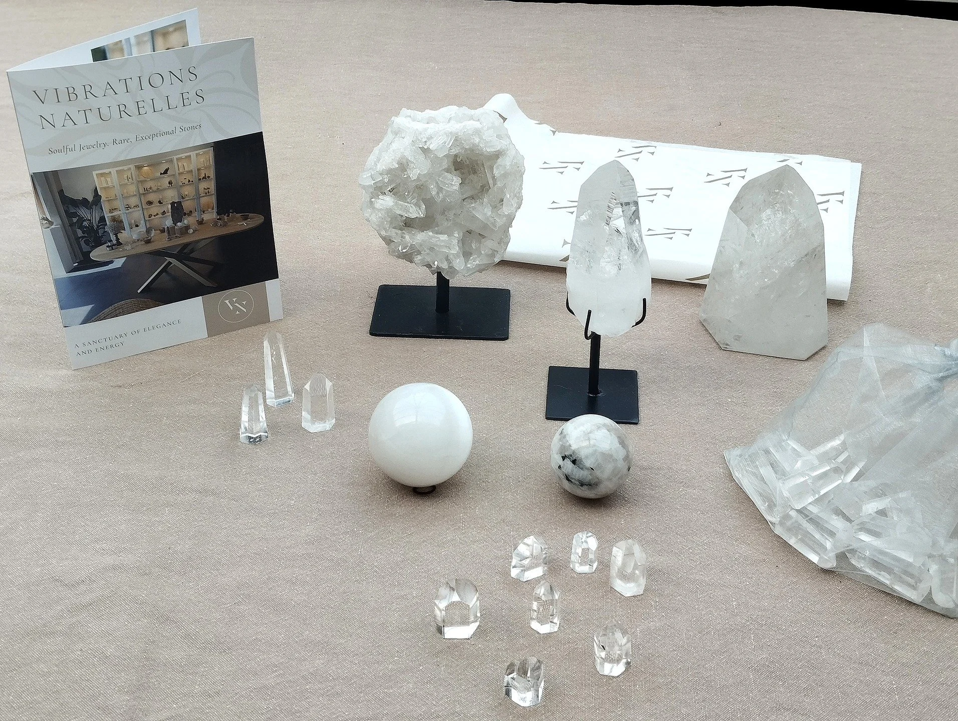 Preparing my crystals for a very special journey to Paris ...So excited 😍😍

#Paris#crystals#luxurylifestyle#exceptionalstones#vibrationsnaturelles