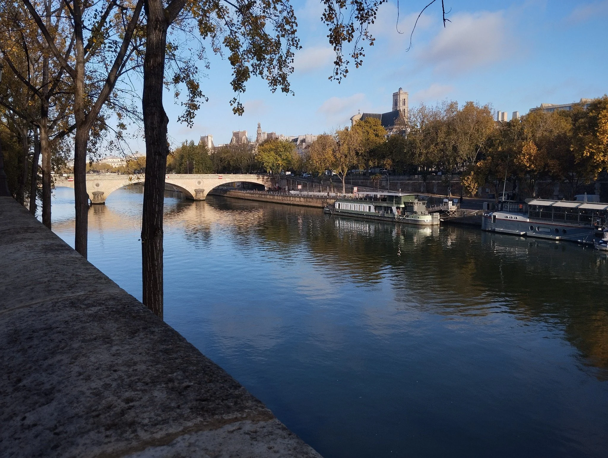 Paris...here we go 😍 
Je ne suis pas fan des grandes villes mais je dois avouer qu'il y a toujours une atmosph&egrave;re magique ici...un peu comme si le temps s'arr&ecirc;tait 🥰
