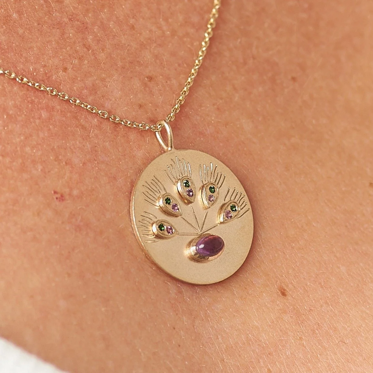 J'ai pris beaucoup de plaisir &agrave; imaginer et dessiner cette collection 'Or et gemmes' des 4 El&eacute;ments... Grav&eacute;e &agrave; la main en or 14ct, chaque pendentif reconnecte &agrave; la dimension sacr&eacute;e d'un El&eacute;ment...😇🌳