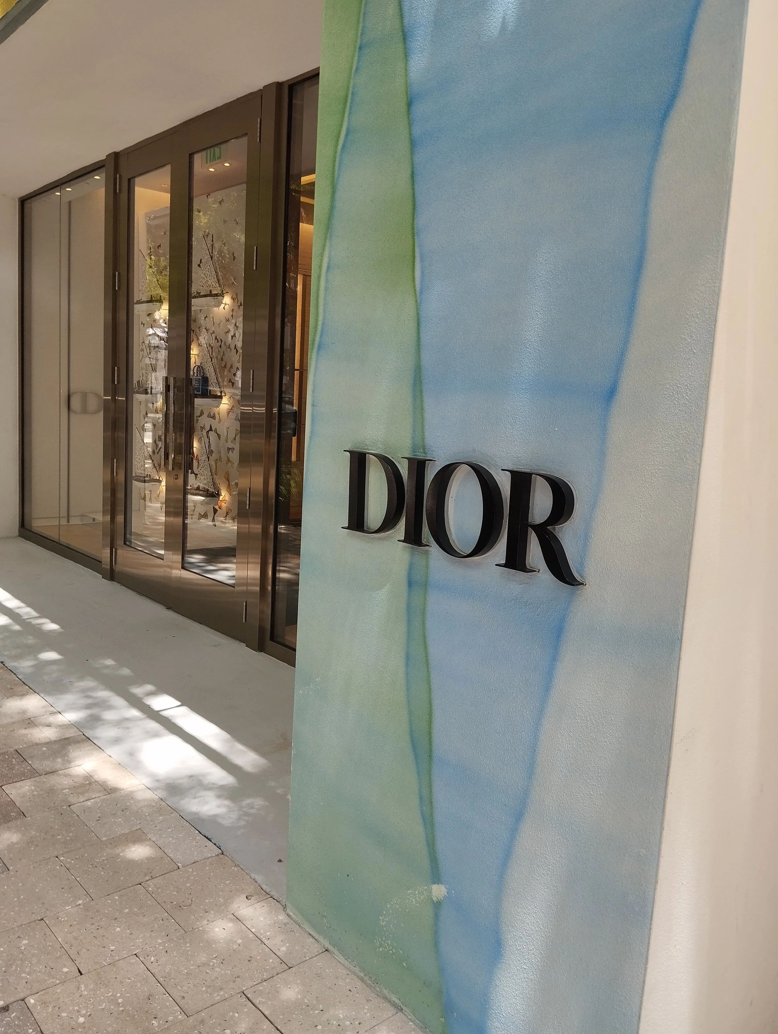 Design District is one of the places in Miami where luxury has quietly anchored itself.

Dior.
Cartier.
Louis Vuitton.
Herm&egrave;s.

And yet, what struck me the most
was not the brands themselves.

It was the atmosphere.

Something almost suspended
