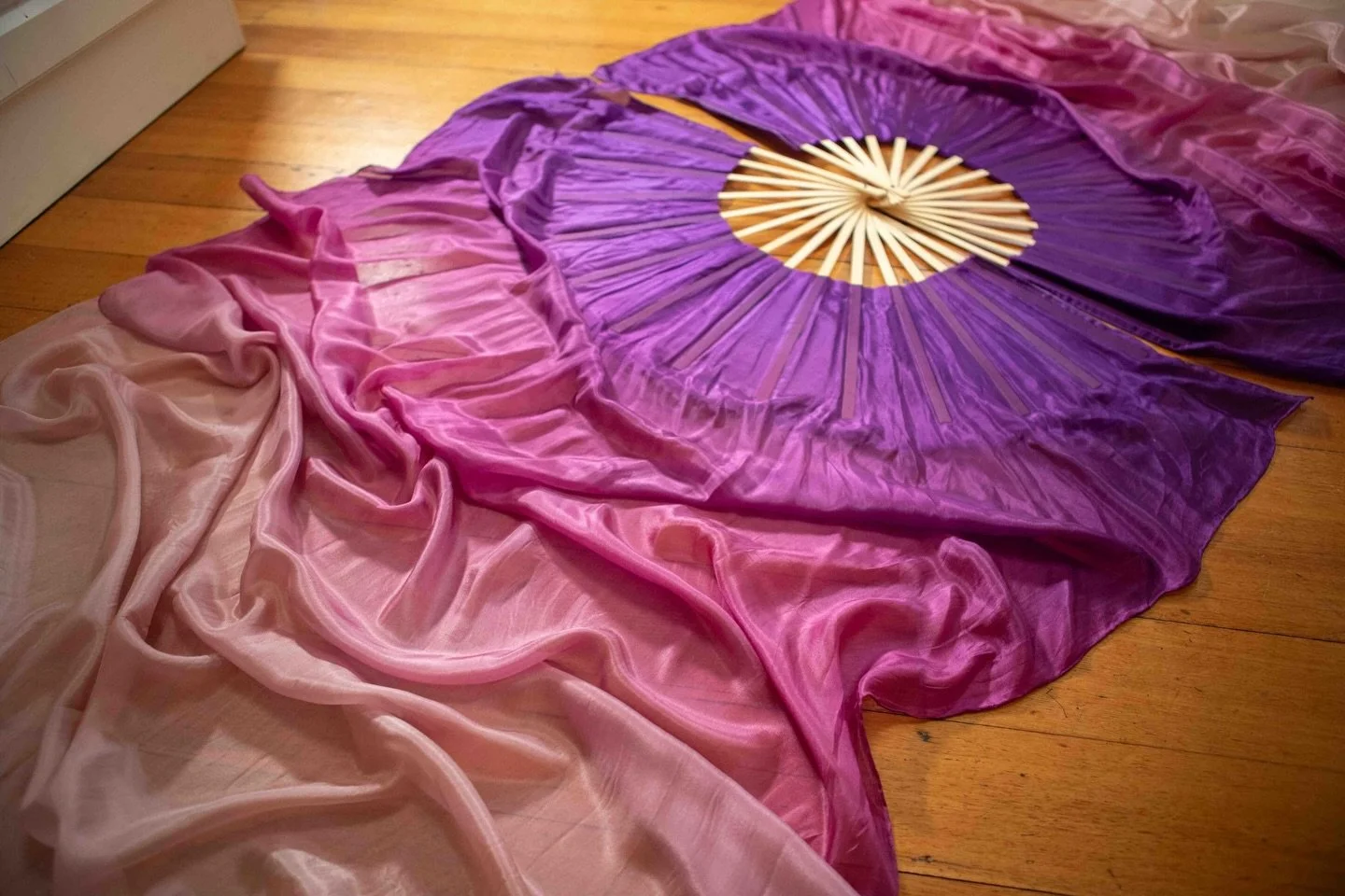 &lsquo;Musk&rsquo; - these hand-dyed 100% Silk Veil Fans are available for purchase and come as a Twin set if you want to match with your performance partner 💗👯&zwj;♀️

Shop 🔗 in bio 

If your ready for my next collection to drop make sure to join