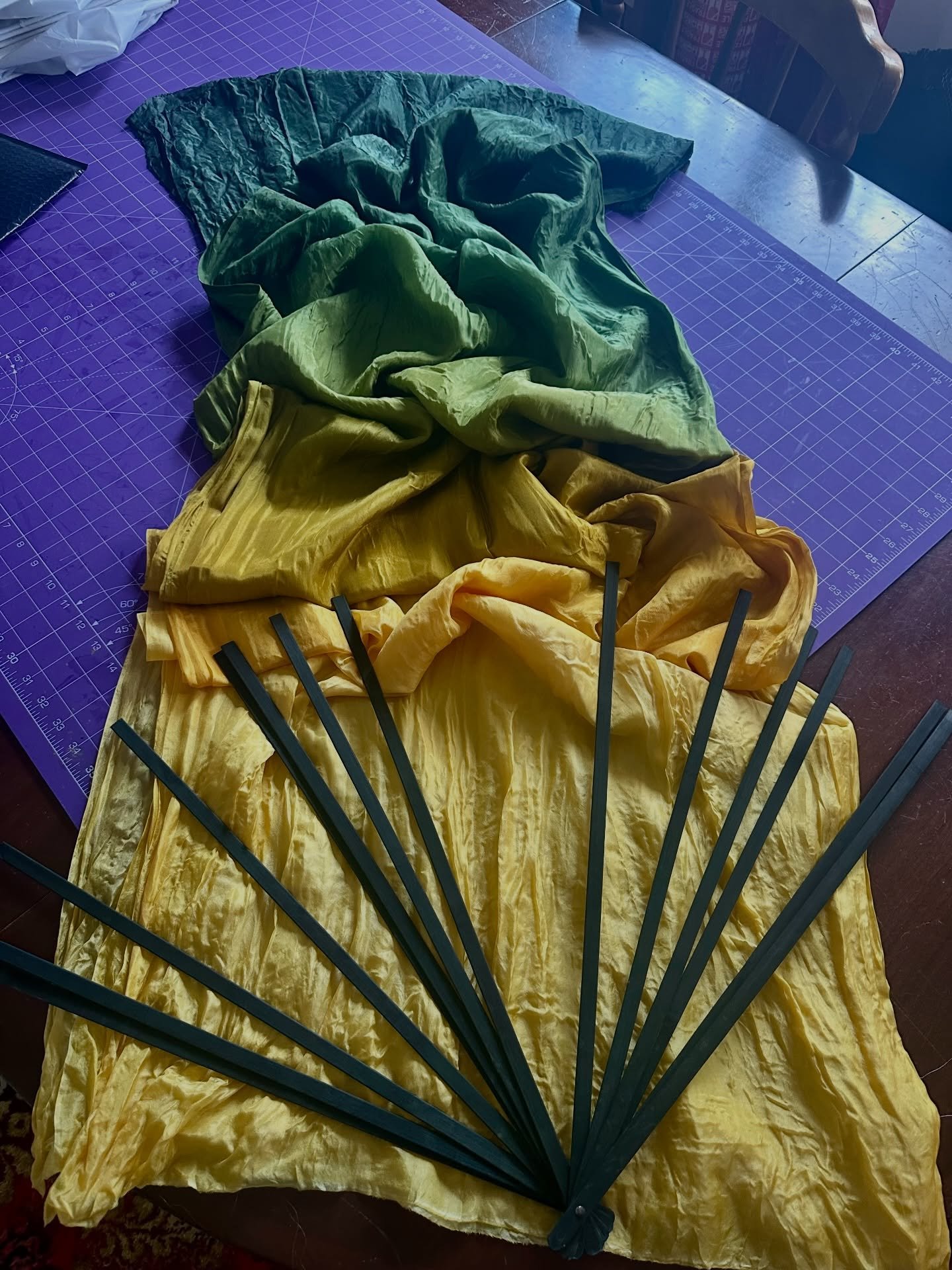 Black staves or Natural staves for this Golden Sunflower colour gradient? 

🌻🌻🌻

#handmade #handdyed #silkveildance