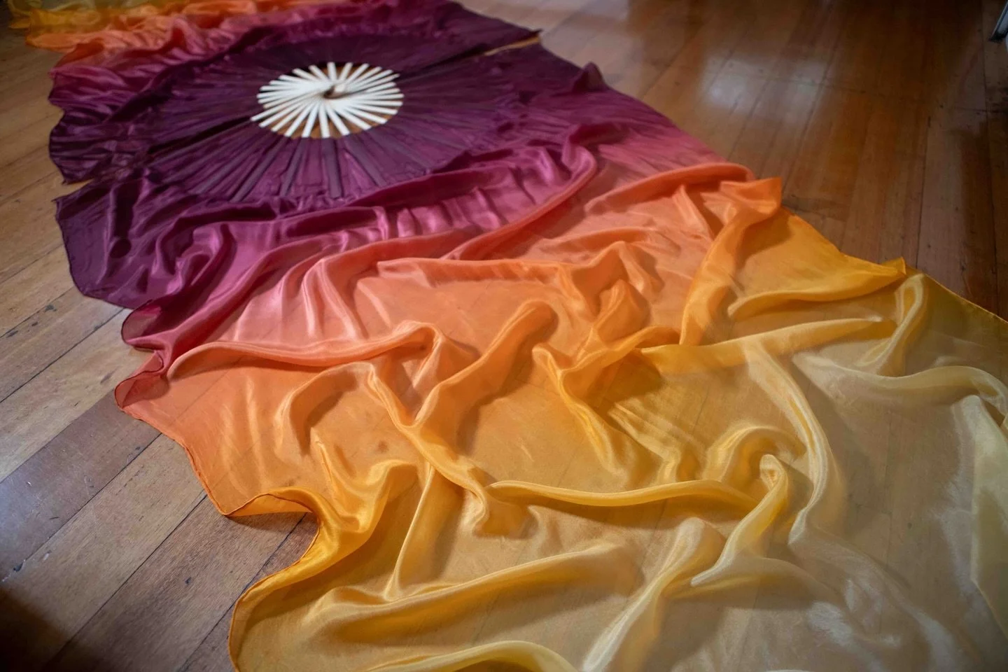 Same colourway, different orientation.. what do you prefer? 

The first two are horizontal, the second two are vertical 

Featured is the delectable &lsquo;Plum Nectar&rsquo; 

#silkveilfans #bellydance #burlesque