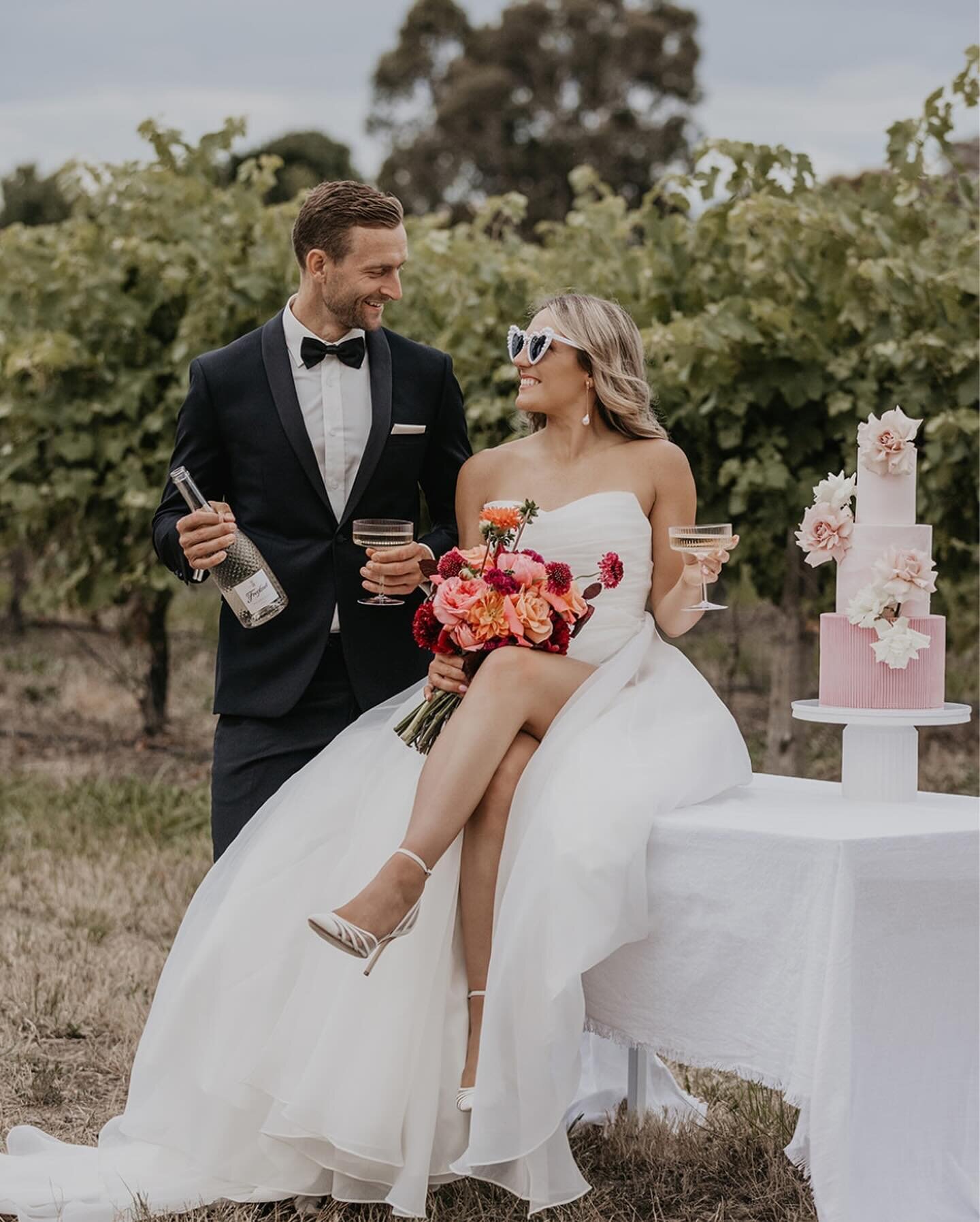 SUMMER LOVE IN ECHUCA-MOAMA: A MODERN WEDDING

Love is in the air as we take you on a journey to a beautiful summer wedding in the charming twin towns of Echuca-Moama.

This picturesque location provides the perfect backdrop for a dreamy and modern c