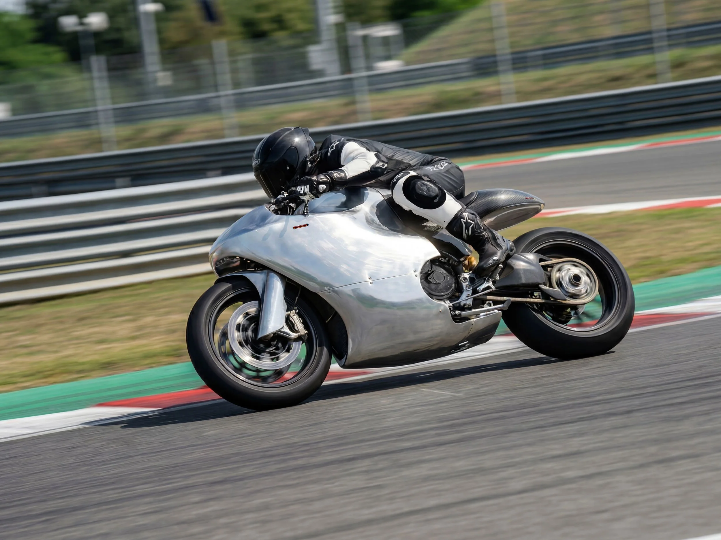 7_DUCATI-821_TRACK_FRONT3_4_LEANING.jpg