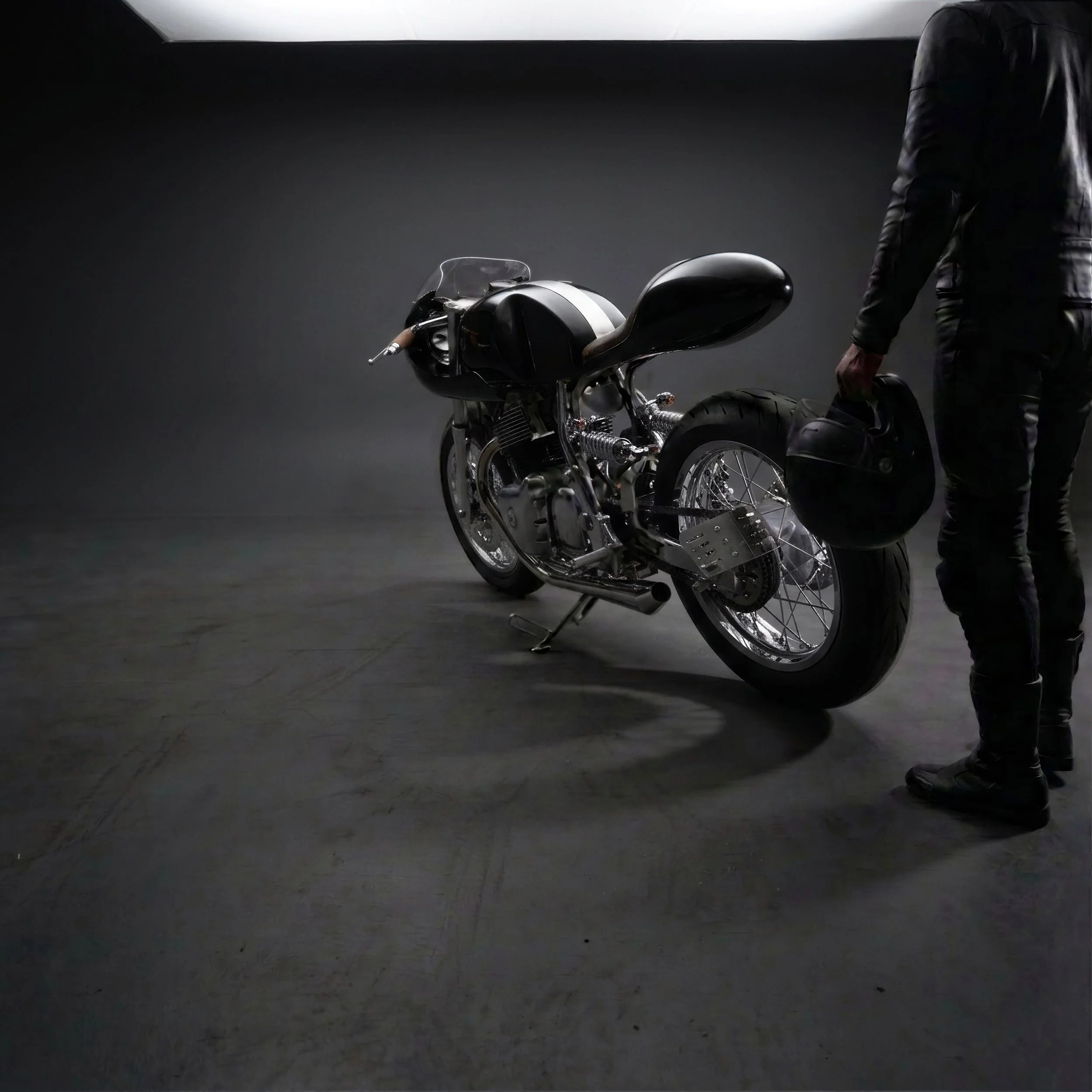 ARTHUR_DARK_STUDIO_SQUARE_2.jpg