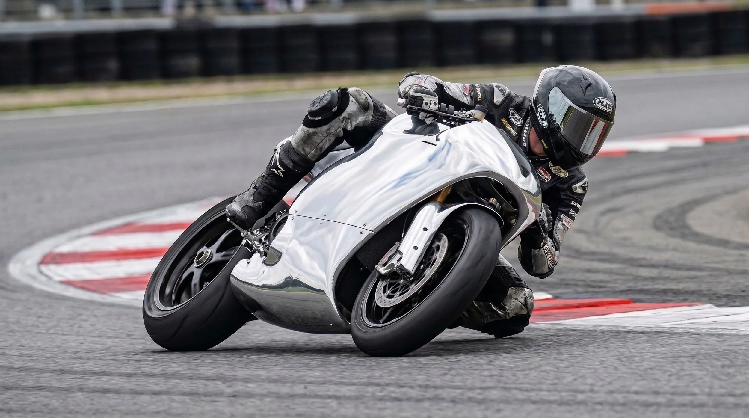 11_DUCATI821_RACETRACK_4.jpg