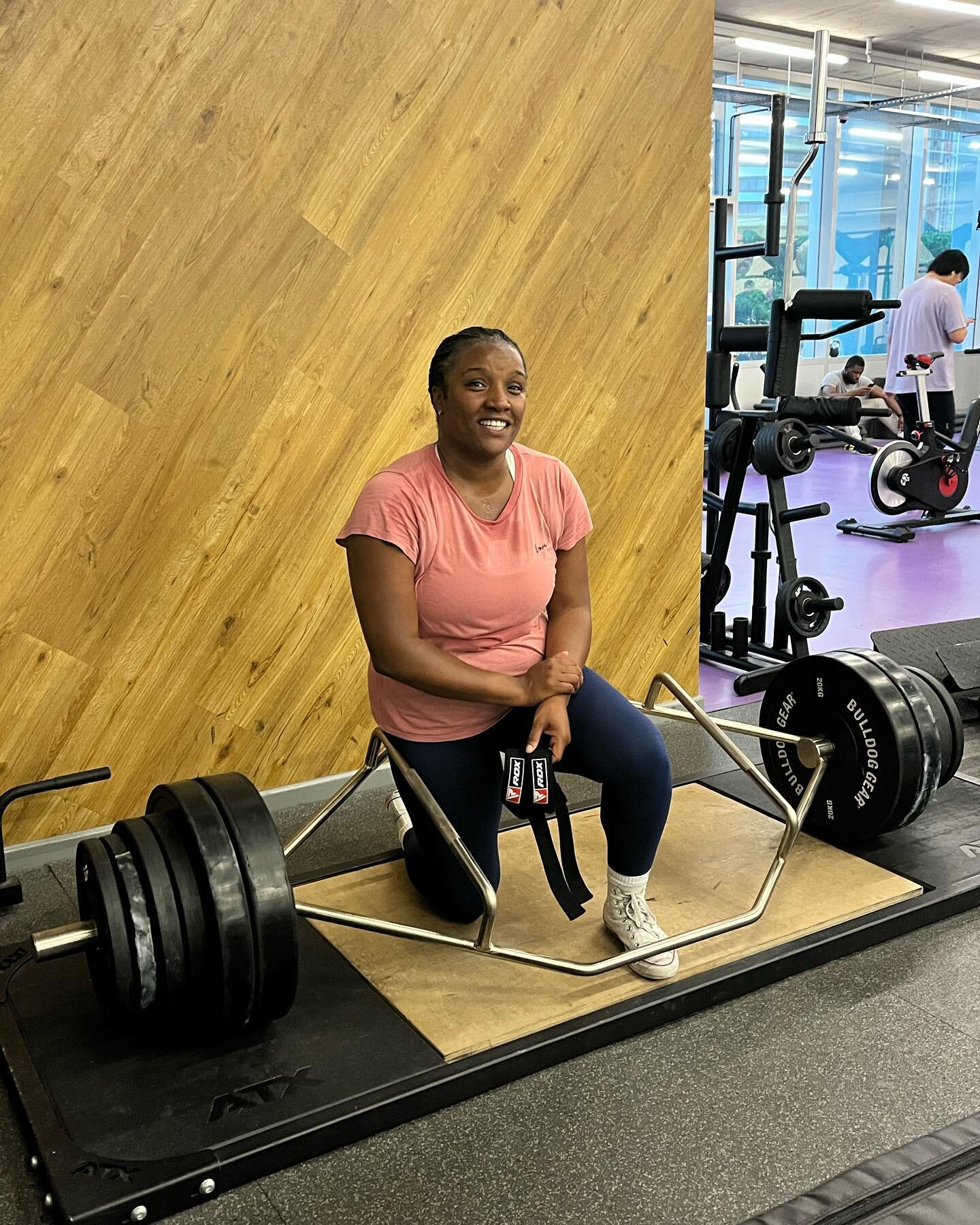 Big props to @ayeshee_baby 
Doing our usual lower body pull session, she was looking strong! we just went with what felt good, which ended up being a 160kg deadlift. 
New personal best set! 

What. A. Machine!!

Website link in bio!
Fill out a parq t