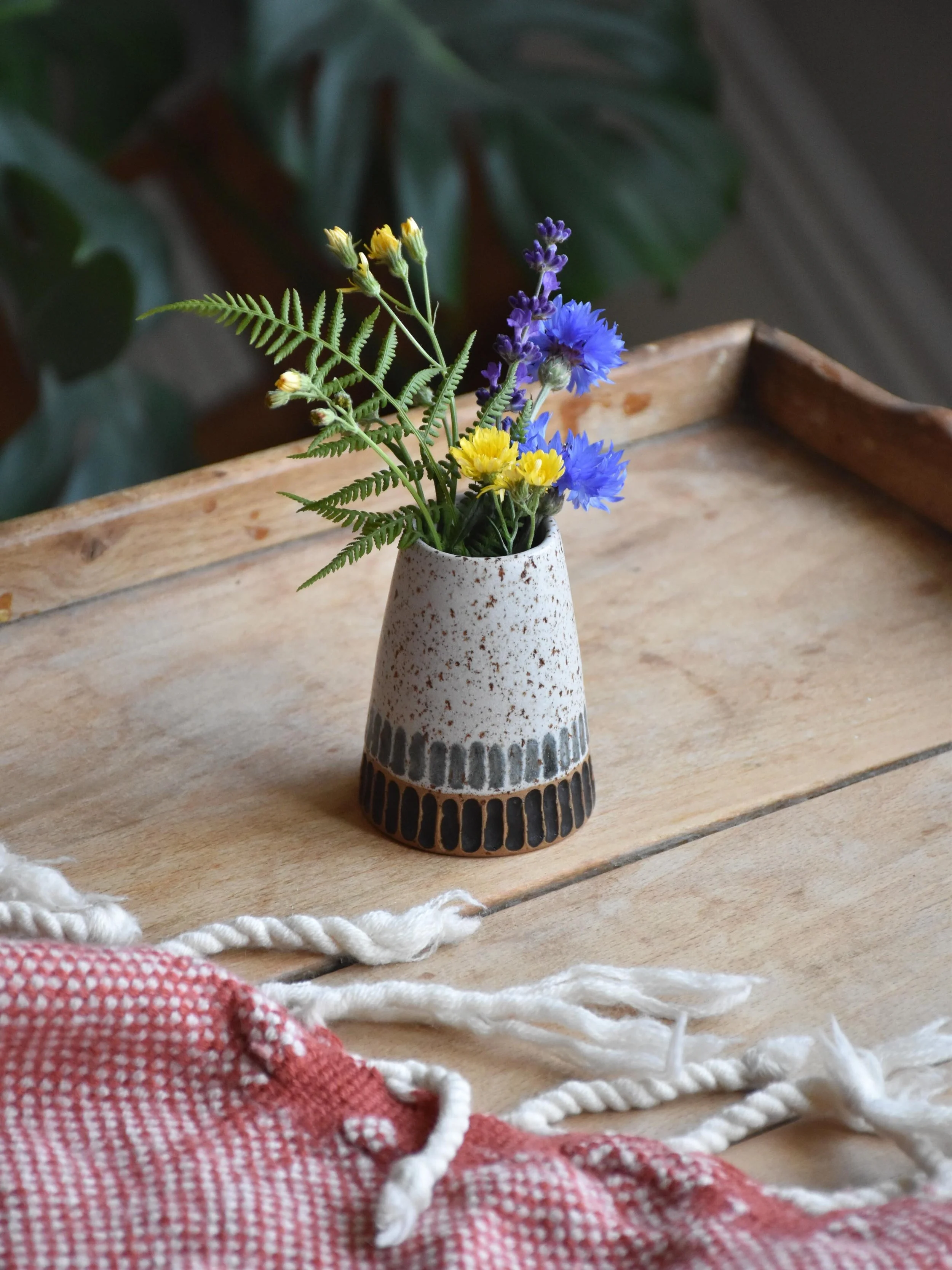Gro&szlig;e Mini-Vasen Liebe. 🧡 Gibt es hier Eltern, Tanten oder Gro&szlig;eltern, die  auch immer einzelne, kleine Bl&uuml;mchen von kleinen Menschen geschenkt bekommen? 😊 Genau daf&uuml;r braucht es Mini-Vasen! 🌸

#minivases #minivase #ceramicva