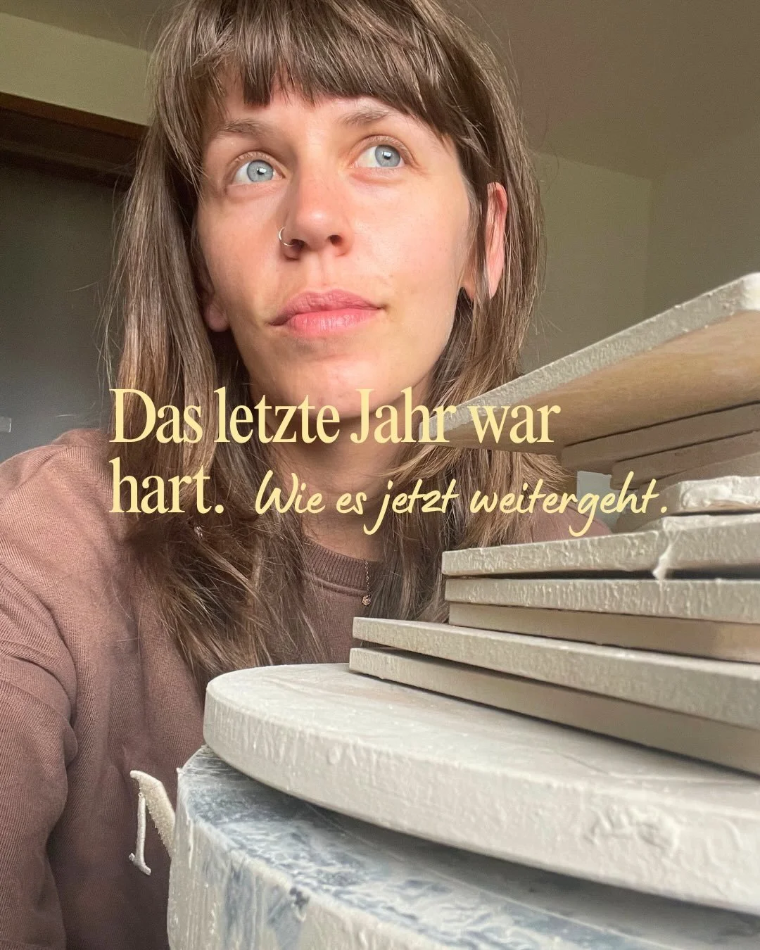 Ein kleines Lebenszeichen. 🌿 Das letzte Jahr lief anders als geplant. Ich dachte, wenn ich hier aufh&ouml;re, f&uuml;gt sich der Rest von ganz allein. War nicht so und ehrlich gesagt bin ich froh dar&uuml;ber. 😊

#keramiker #keramikliebe #keramikli