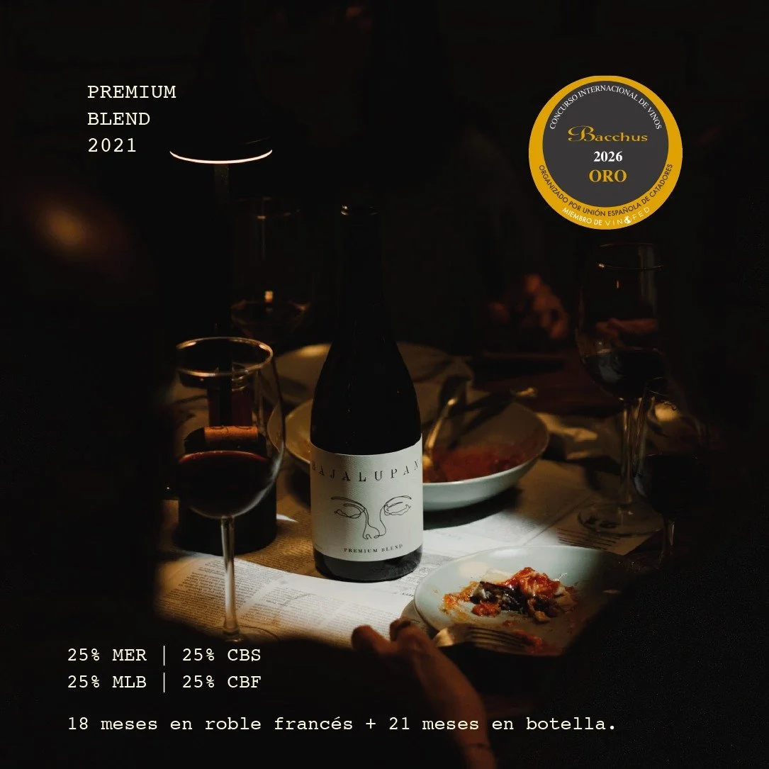 Medalla de Oro para nuestro 
Premium Blend 2021 &deg;

25% Malbec 25% Merlot 25% Cabernet Sauvignon 25% Cabernet Franc con uvas del Valle de San Vicente &amp; Valle de Guadalupe, enolog&iacute;a por Sergio Heras&deg;

Encu&eacute;ntralo en l&iacute;n