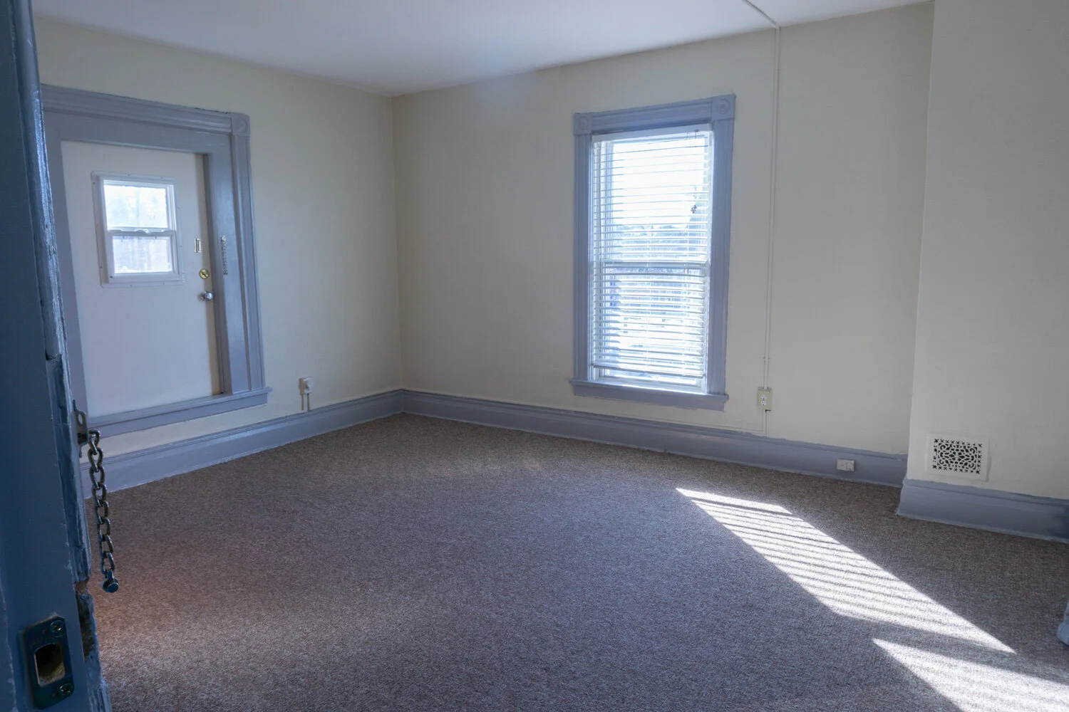 Apt_Room6_01.jpg