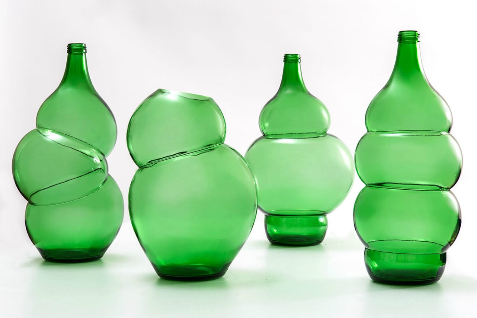 Красивая стеклянная бутылка. Стеклянная бутылка. Красивые стеклянные бутылки. Пластиковые бутылки необычной формы. Стеклянные бутылки необычной формы.