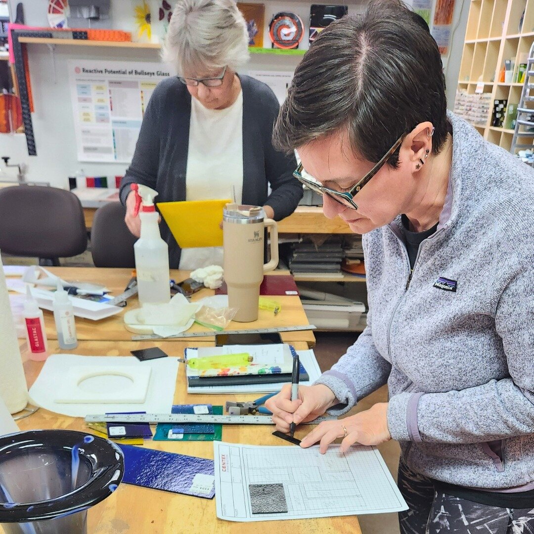 🔸Here are scenes from our current Mastering Glass Drops class with their first &ldquo;no cry&rdquo; dropouts fresh out of the kiln. Up next, bigger final projects and coldworking specific to removing rims and shaping. 

🔸Check out current class lis