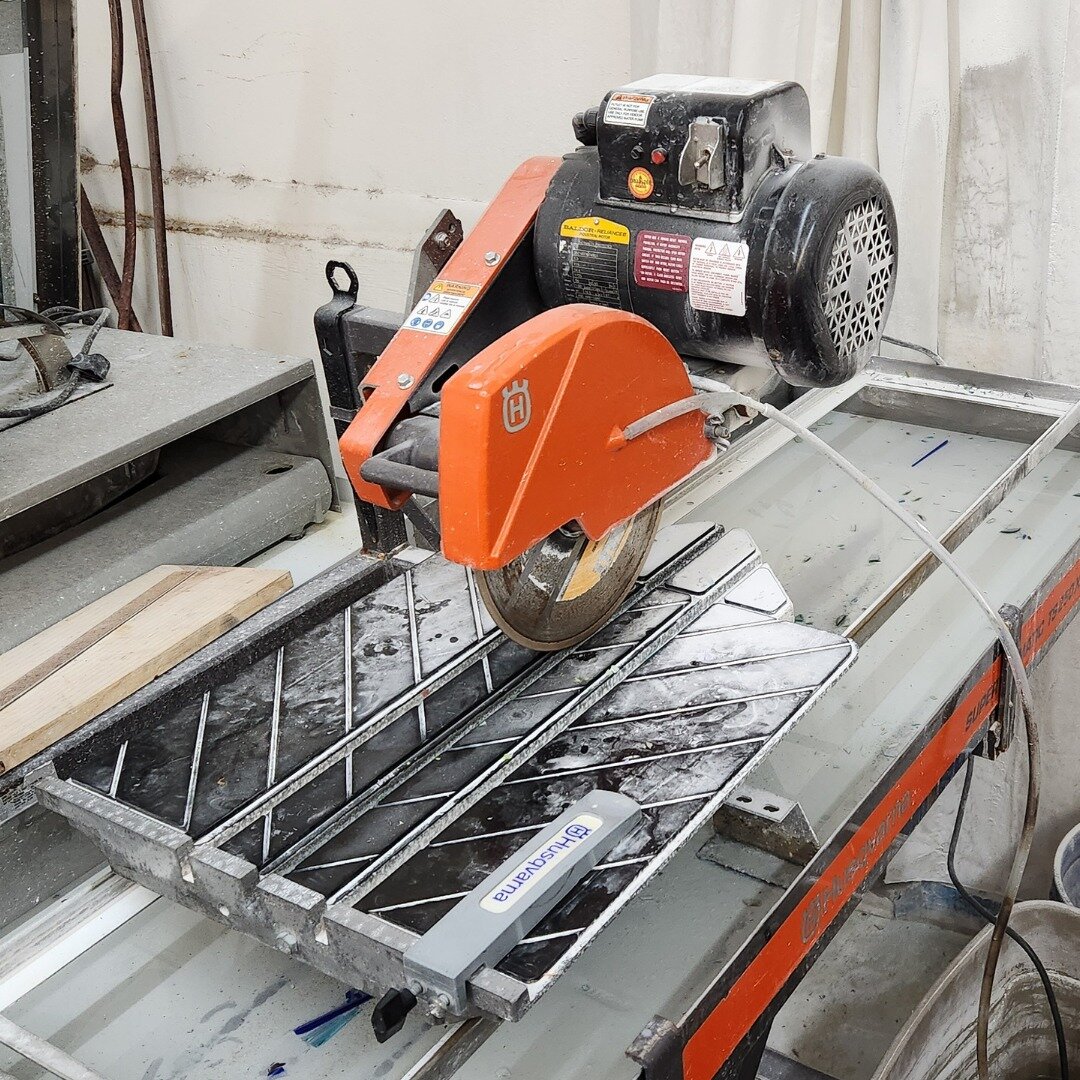 🔸 Have you seen the updates in the Coldworking Studio?!? 

🔸 New equipment, new stainless steel tables, FRESH DISKS for the grinders! Ohhh my. Come spend some time with the new Husqvarna tile saw with a 10&rdquo; blade, Taurus Ring Saw, and second 