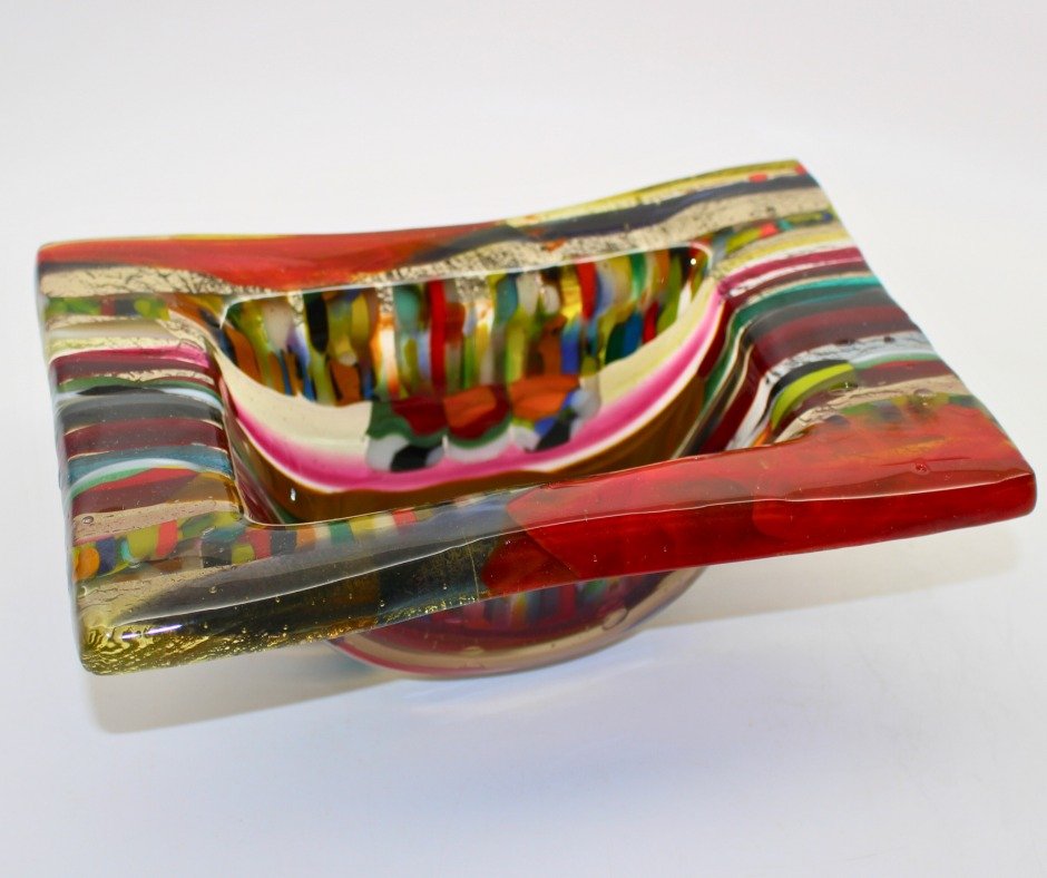 🔸This impressive piece is one of Jacque’s first dropout vessels. Her use of patterns and colors are made more dramatic with the dropout movement.
🔸If you’re interested in learning this technique, we have a 3-day weeknight workshop com