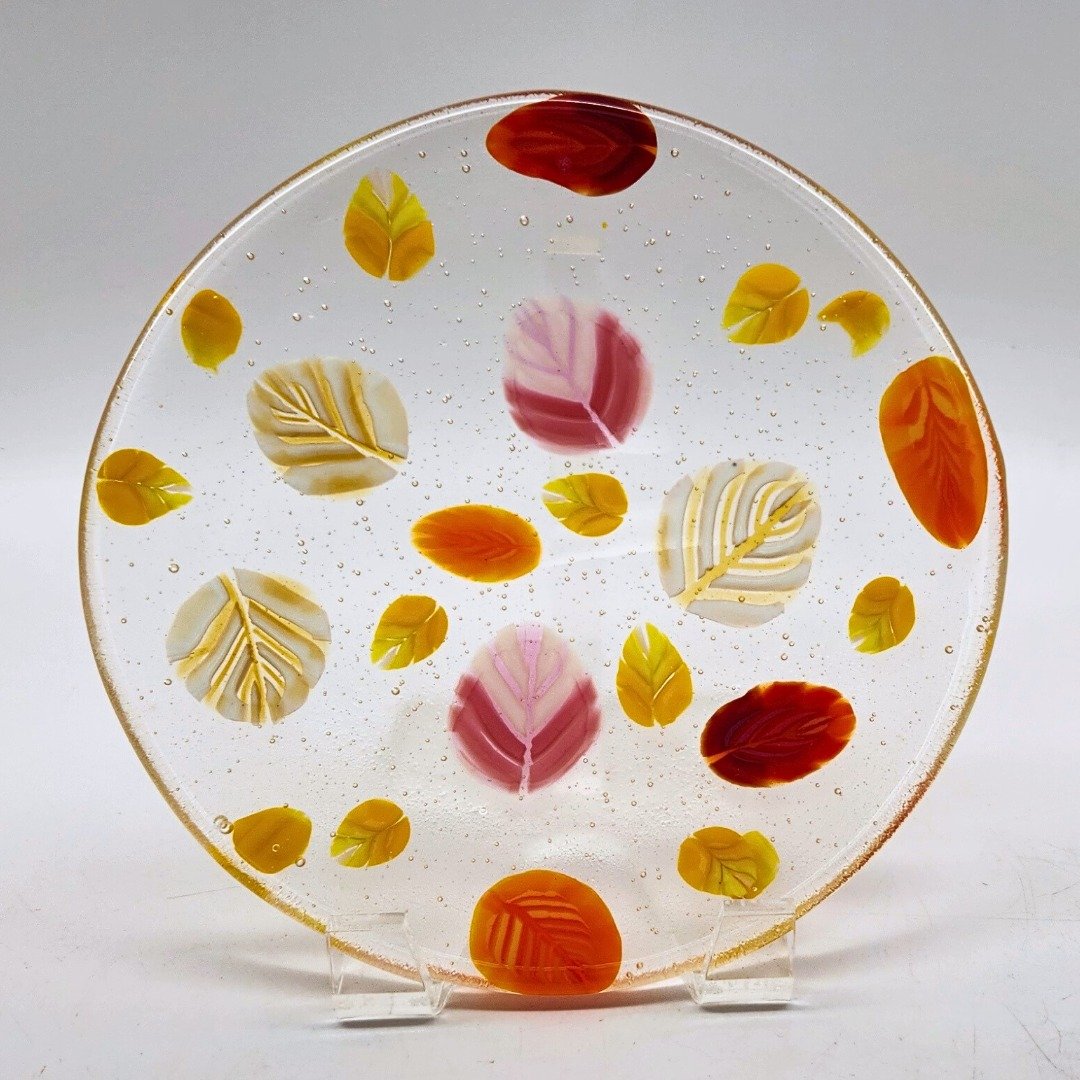 🔸 It’s impressive that something so small can create something so dynamic. This beautiful bowl was made by stretching Murrine.
🔸 We’ve got murrine in stock as well as everything you need to create your own if you like. Check out (hel