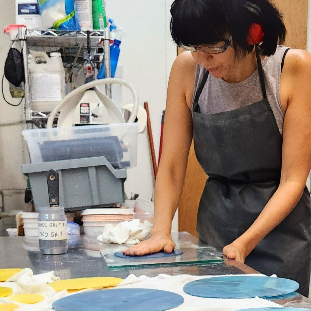 🔸Artist/Instructor Malina Cipleu hand polishing a commission piece in our coldworking studio. Malina is pretty busy this month with her gallery show and artist talk as well as an upcoming studio class.
🔸 She’ll be teaching the designer shee