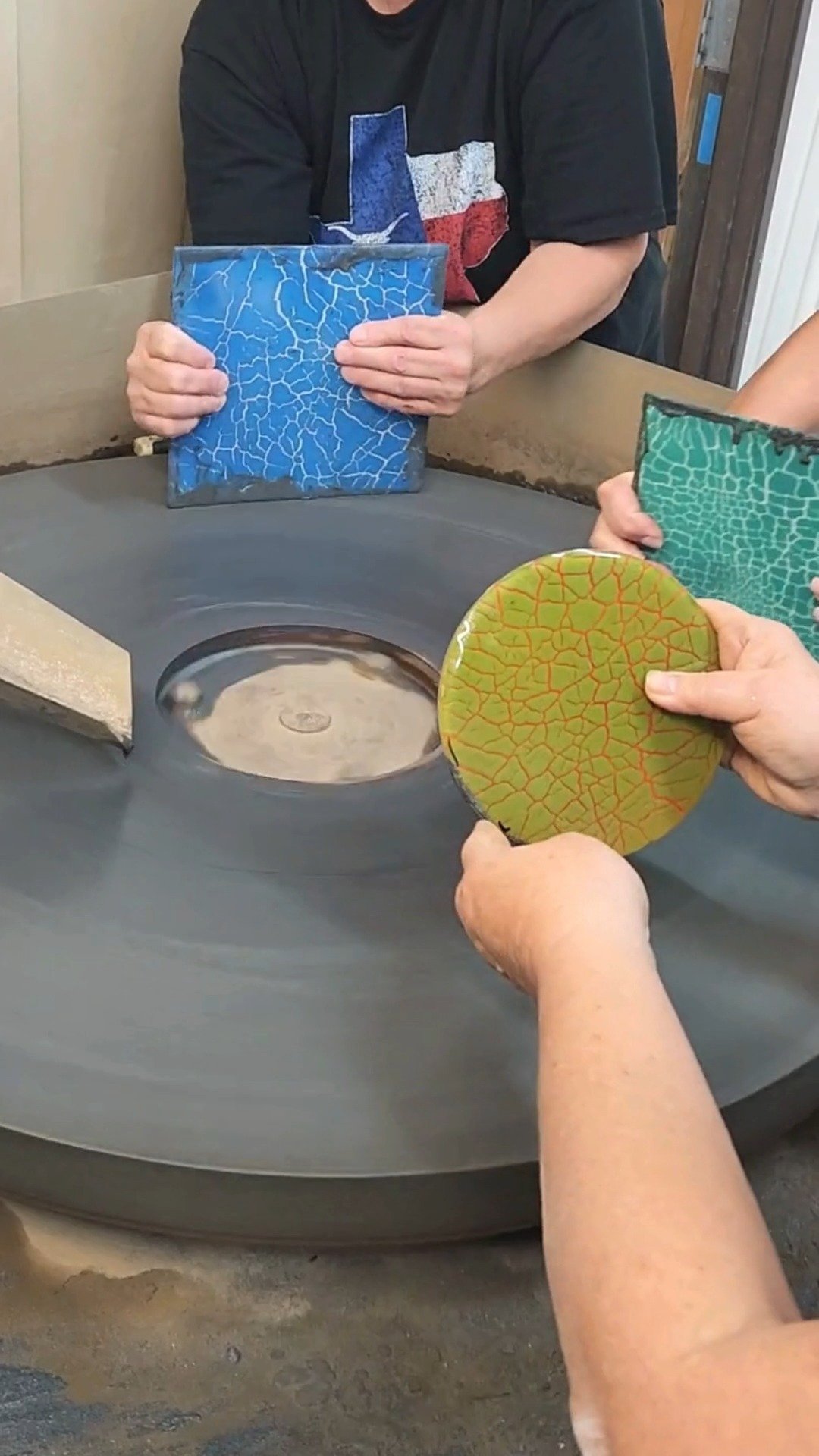 Anyone else find it super satisfying to watch those edges smooth out? Just a peek at the coldworking that was happening during Bob Leatherbarrow’s crackle class. #BullseyeGlass #GlassArtAdventures #LeatherbarrowTechniques #heliosfusedglassstudi