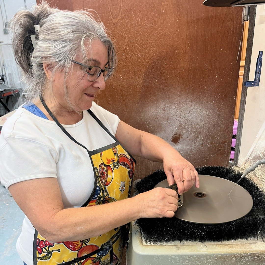Sara, one of our amazing studio volunteers getting in some coldworking time. She also is one of the artists in “Journeys” our latest fused glass art exhibition.
🔸 Visit heliosglass.com/journeys for more information.
#JourneysFusedGla