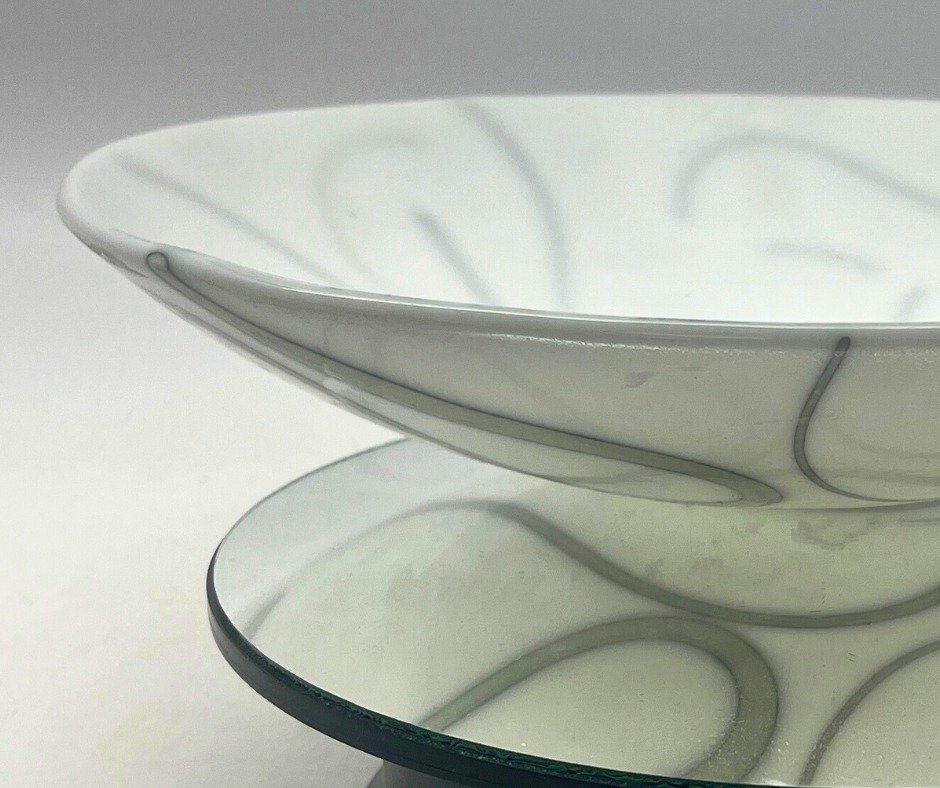 🔸Karen created this elegant bowl in the latest Bob Leatherbarrow master class. The delicate lines and subtle color variations give this piece a mesmerizing flow, capturing the essence of fused glass art.
🔸Check out all the different classes we ha