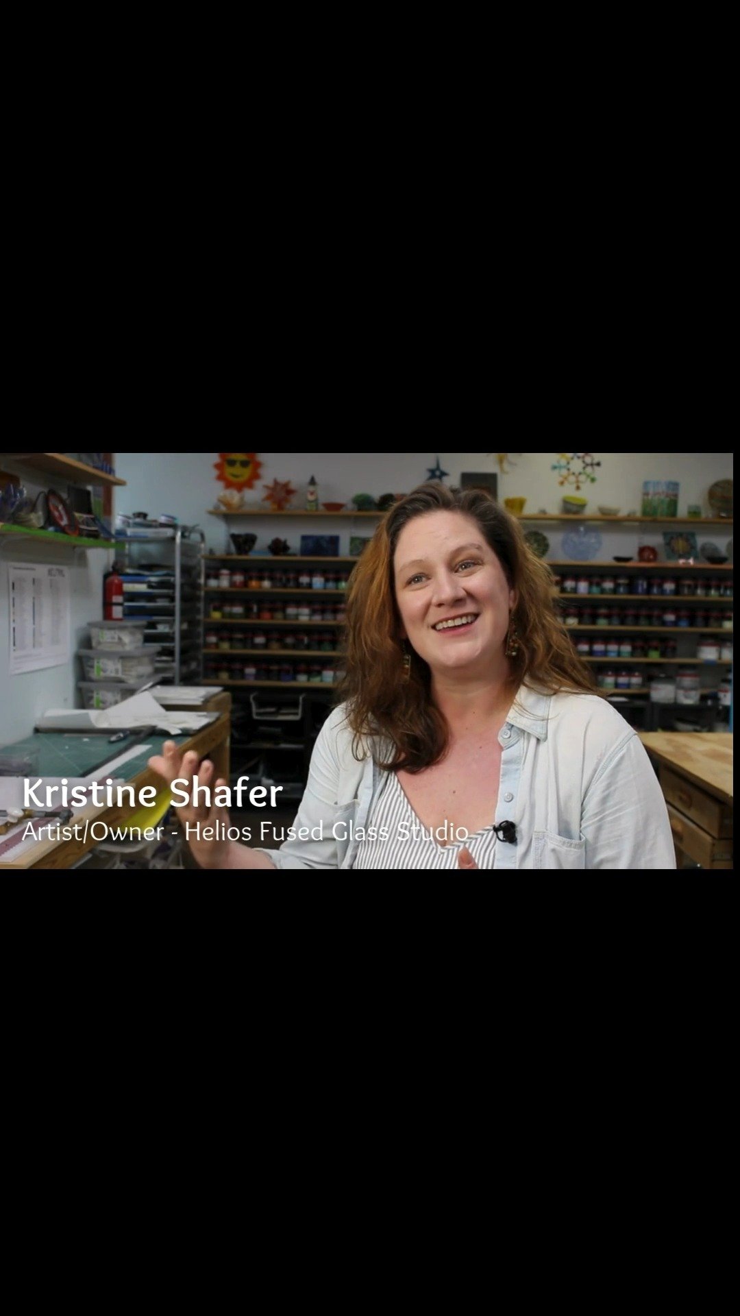 Here at Helios Fused Glass Studio, we’re all about bringing the art of fused glass into the spotlight and welcoming everyone—from curious beginners to seasoned glass artists. We’ve got you covered with:
🔸 Several different types