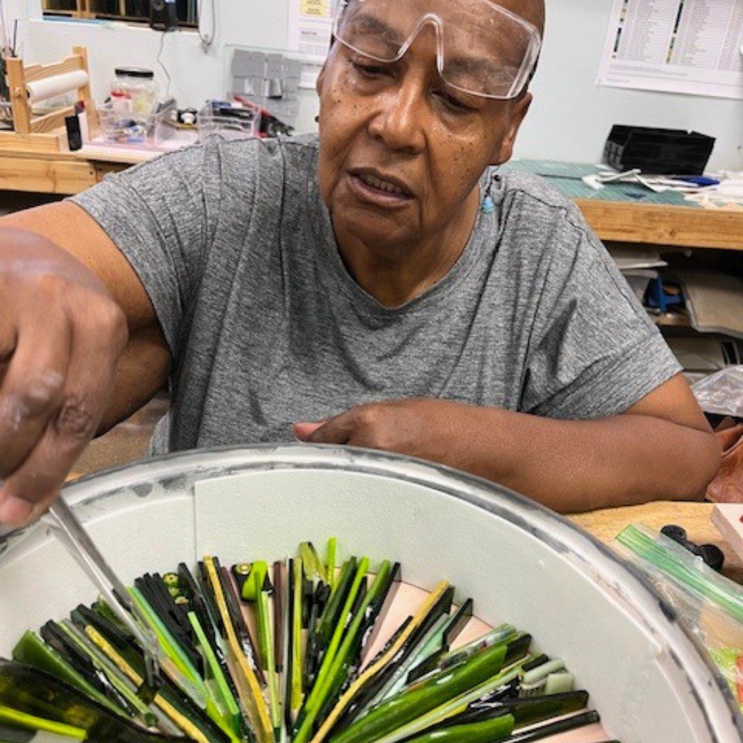 Jacque, who's exploring new techniques with her first-ever starburst piece!
#HeliosGlassStudio #bullseyeglass #FusedGlassArt #StarburstDesign #CreatingArt #ArtInProgress #GlassArtCommunity