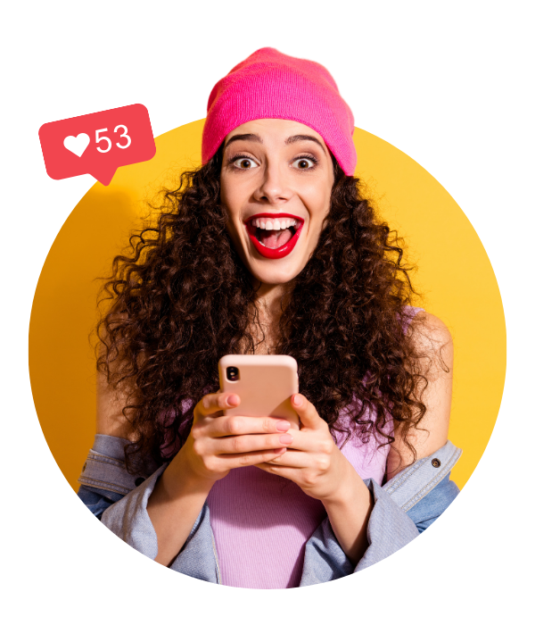 Creadora de la comunidad Kollab creando contenido desde su teléfono