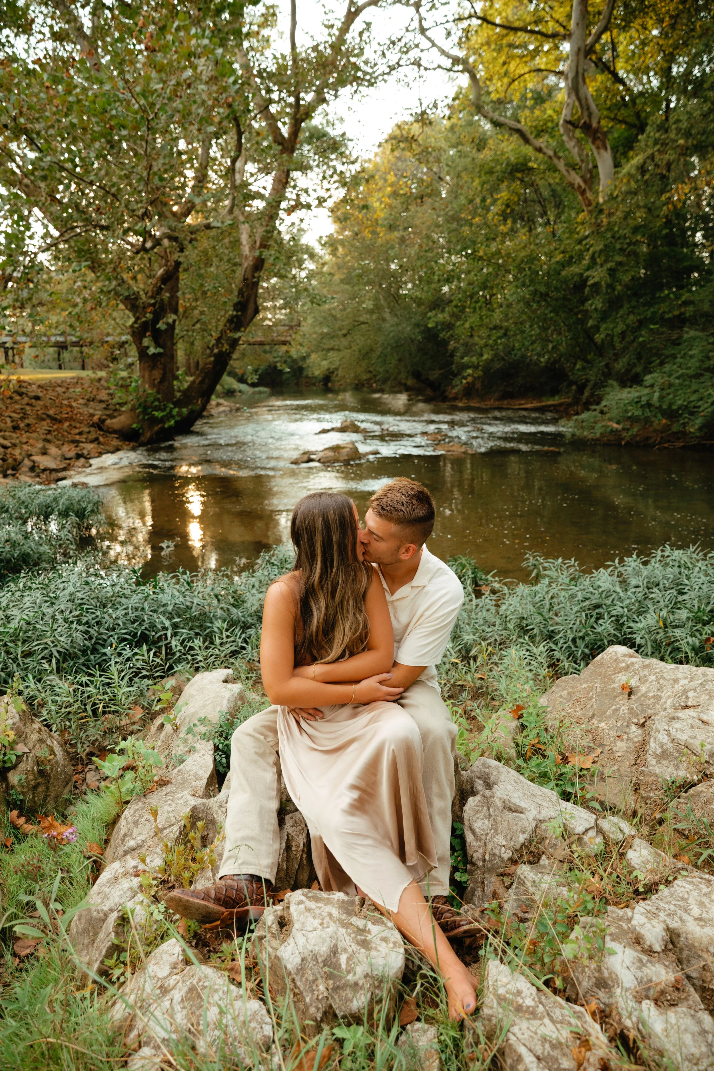 Engagement session in a lake in alabama