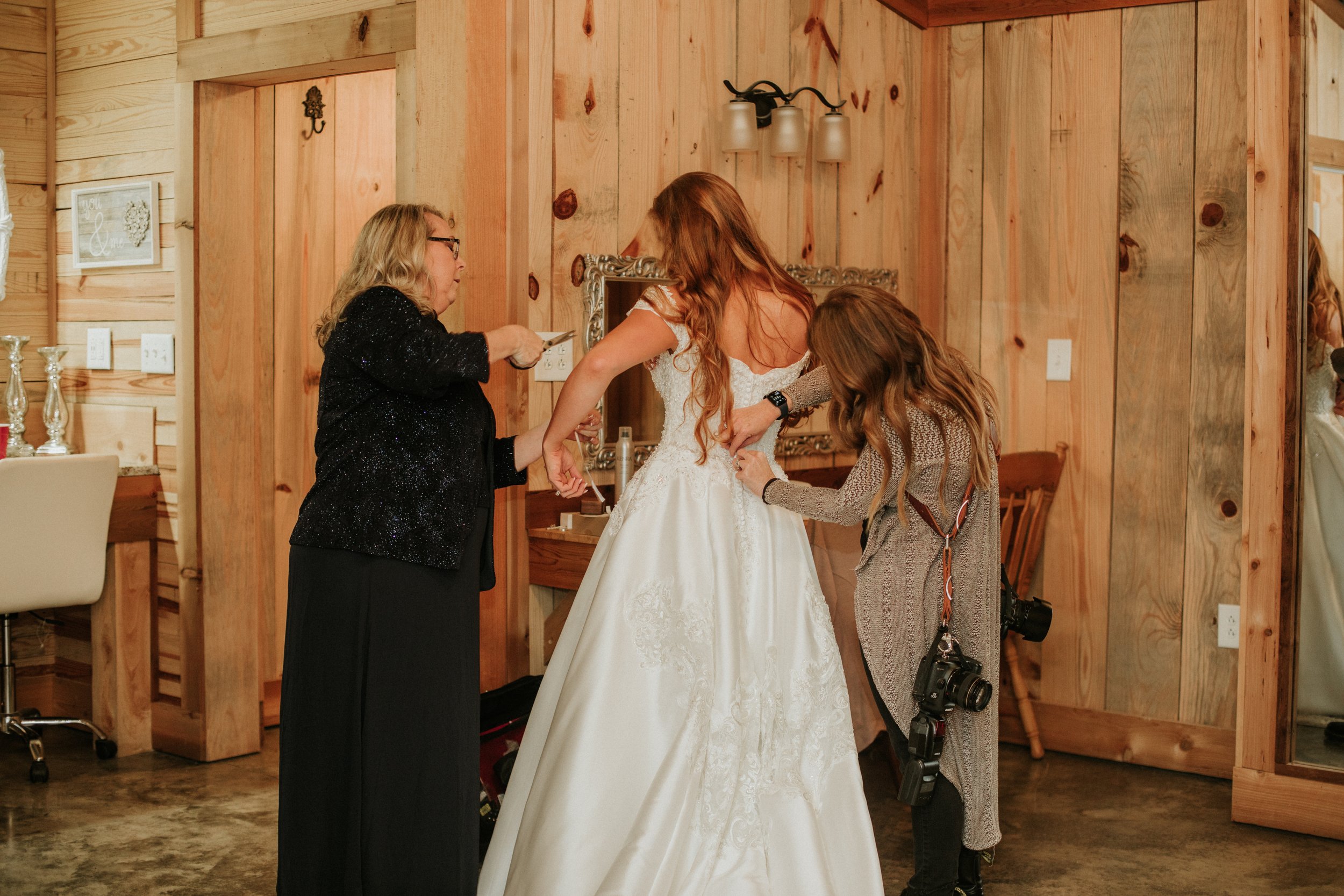 wedding-photographer-helping.jpg