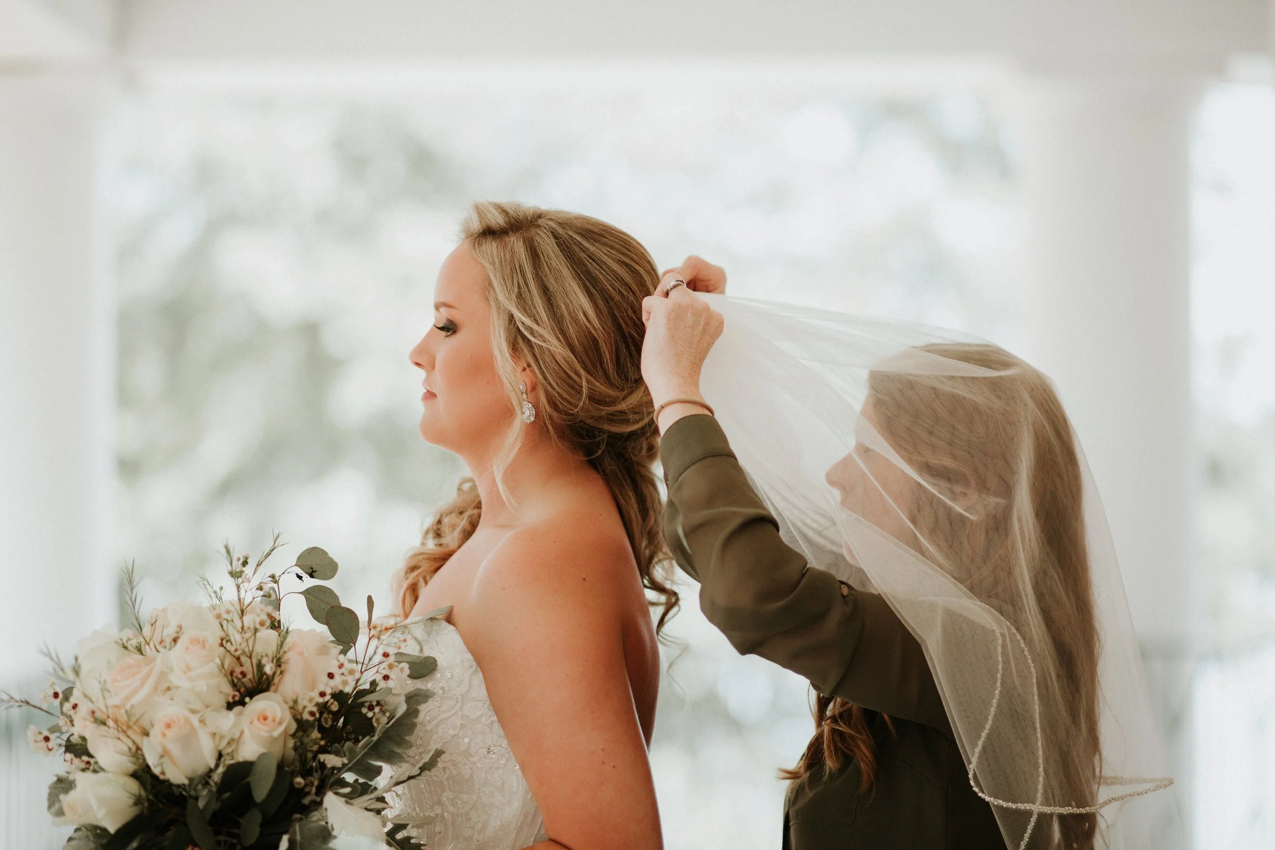 alabama-wedding-photographer-tips-tricks-helping.jpg