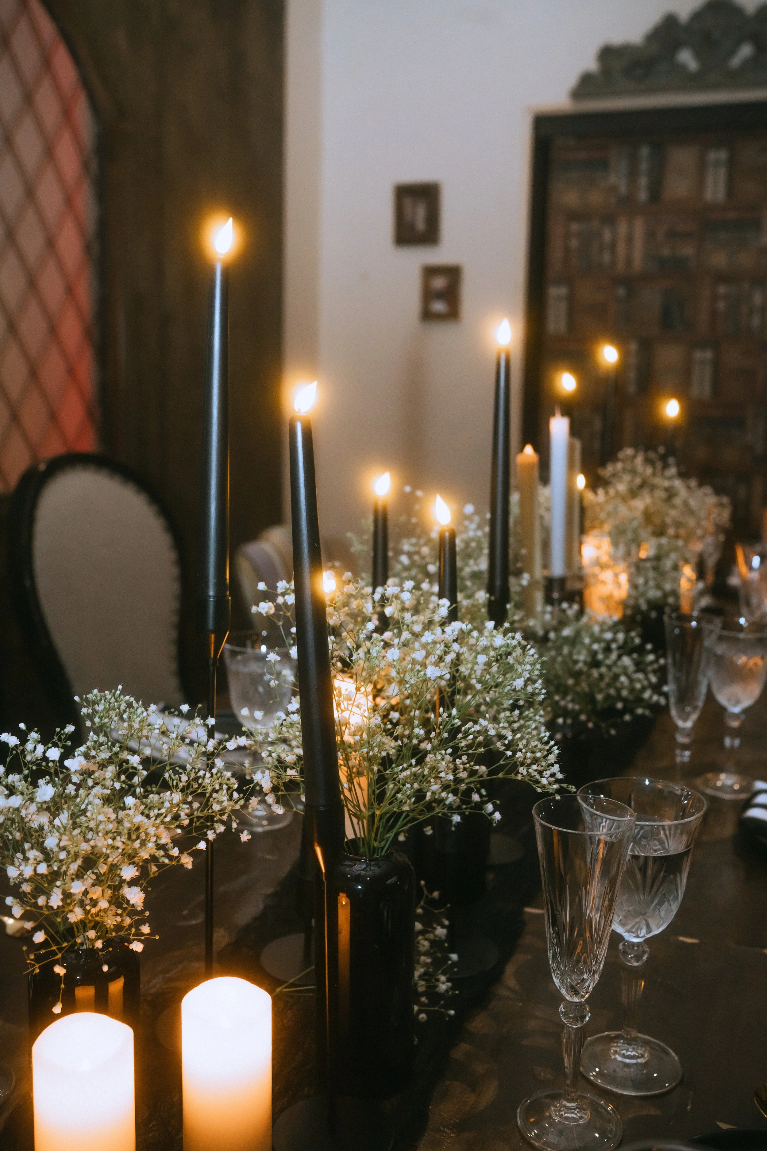 alternative wedding table settings with black taper candles and babys breath