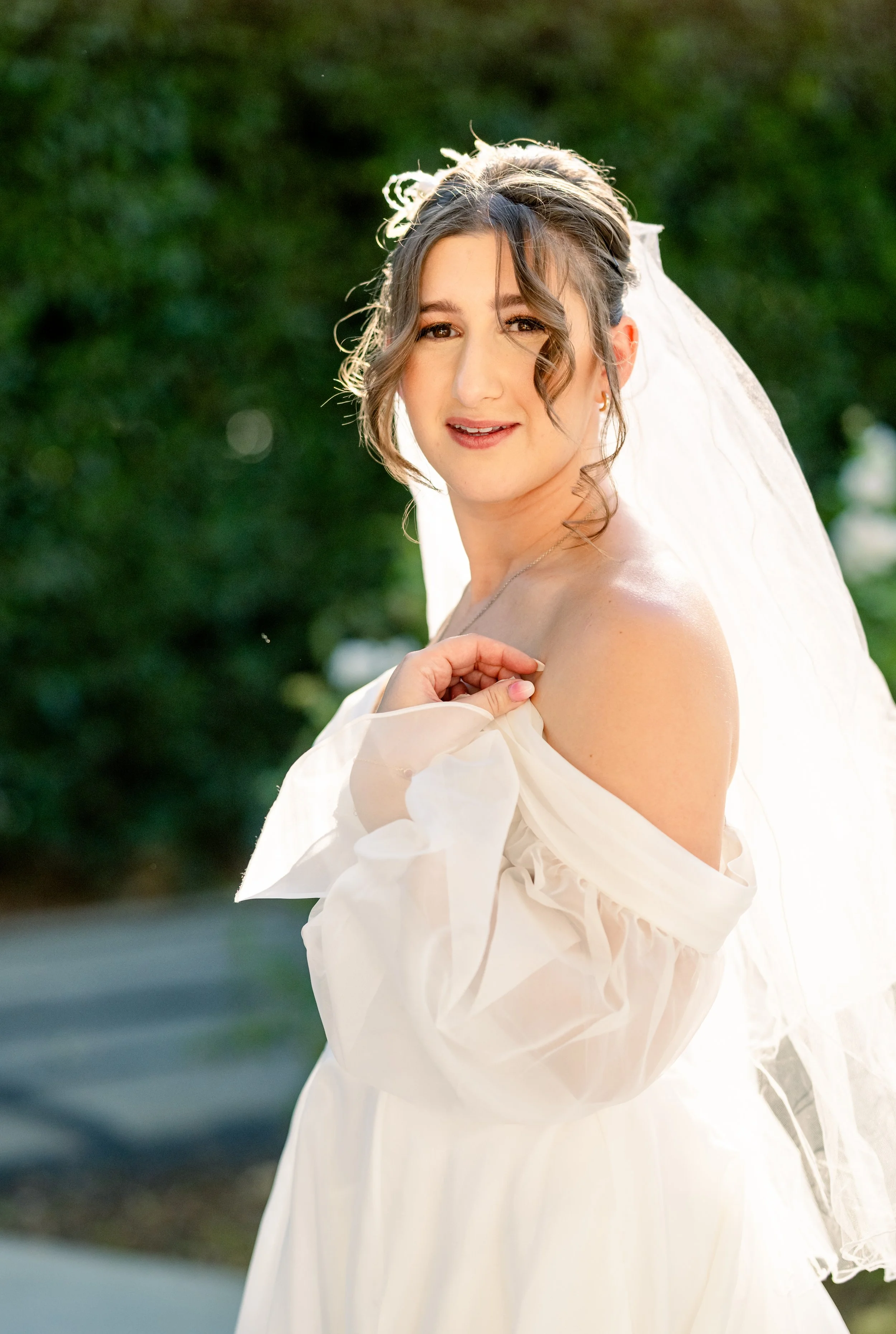 Bride attire details tying into the fall wedding colors