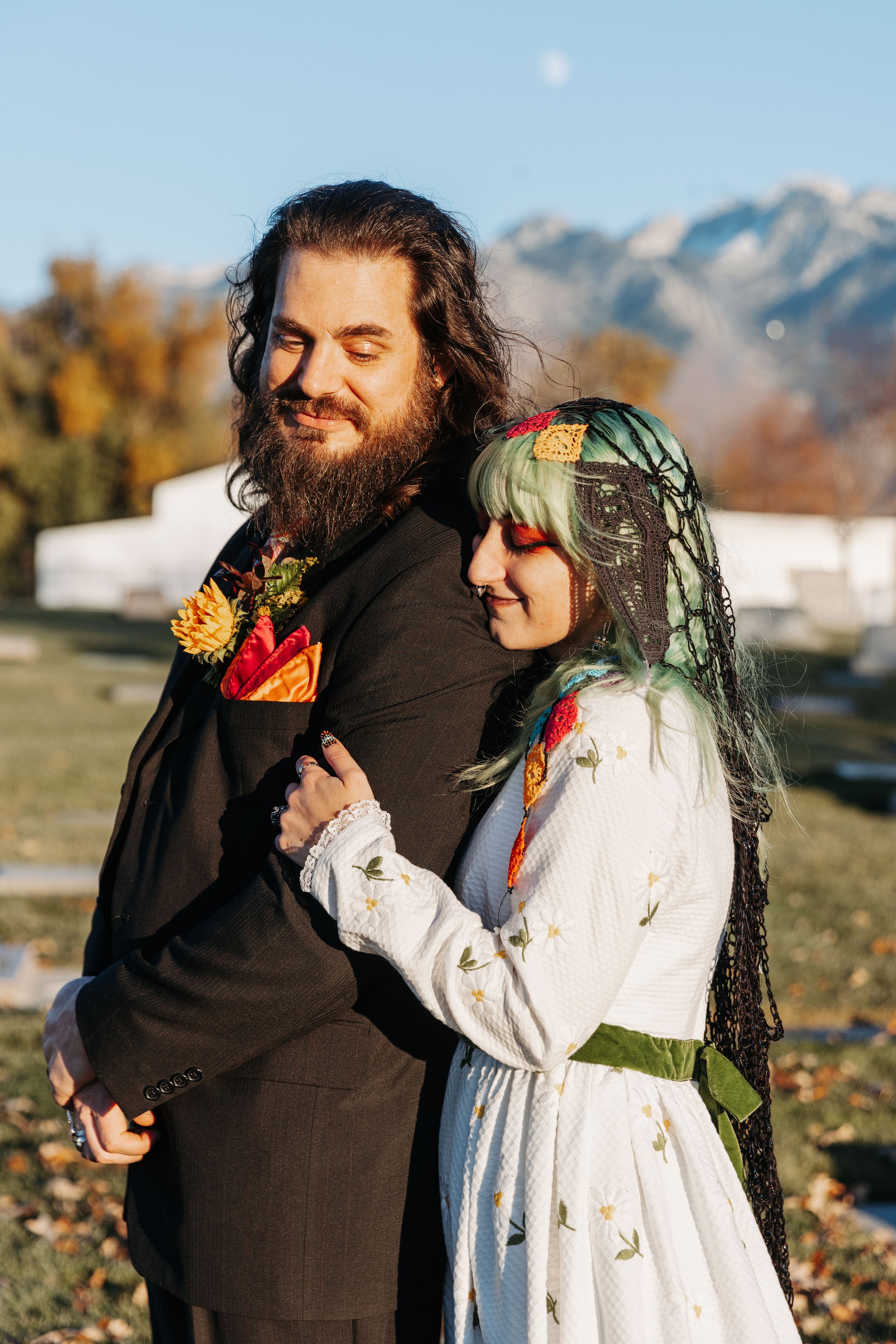 alternative wedding couple in a cemetery 