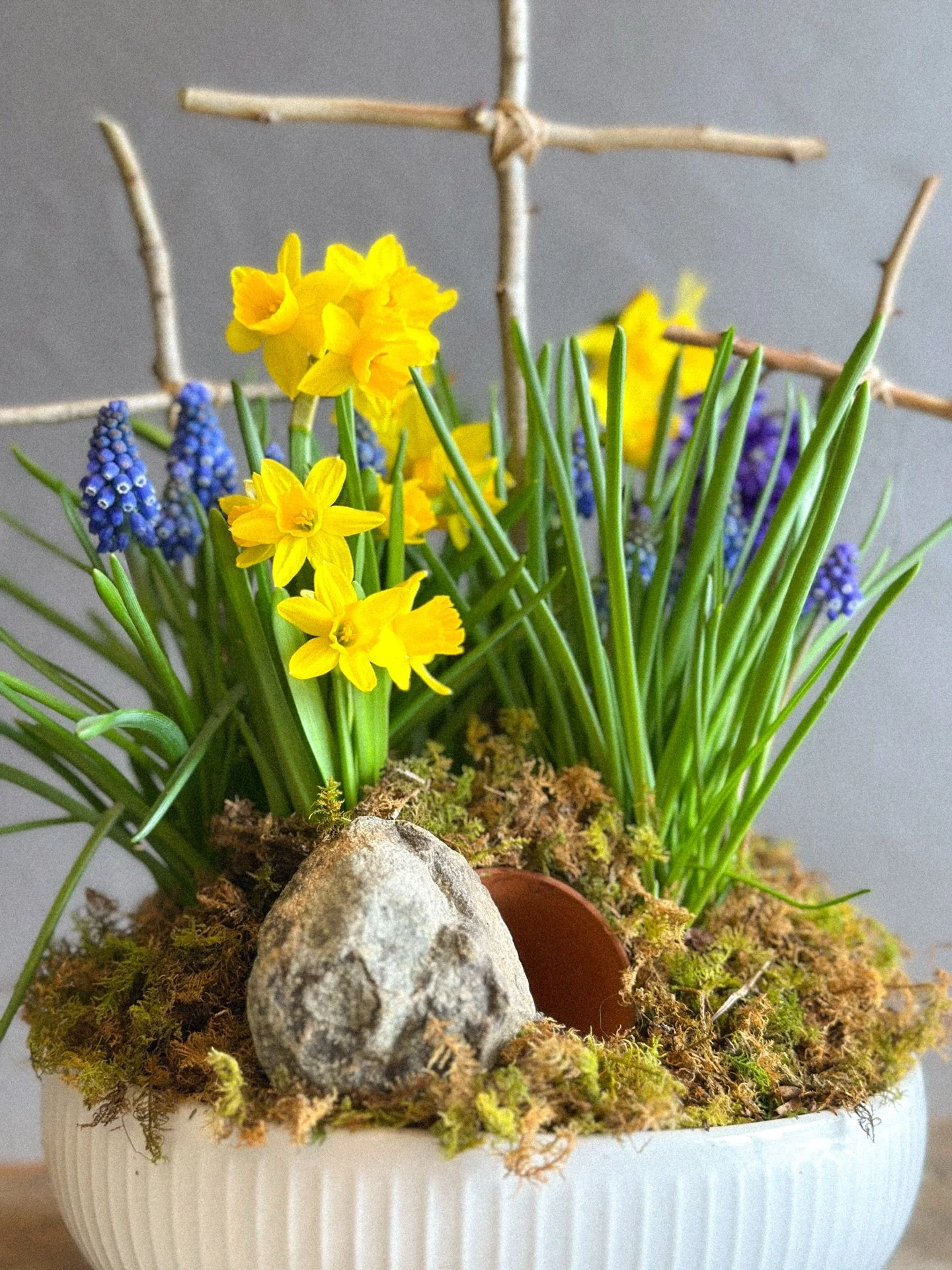 Spring is telling its story again 🌼
New growth, fresh blooms, life returning where it once felt still.

With Easter around the corner, we created something a little different&mdash;
foraged elements, living blooms, and a gentle nod to resurrection.
