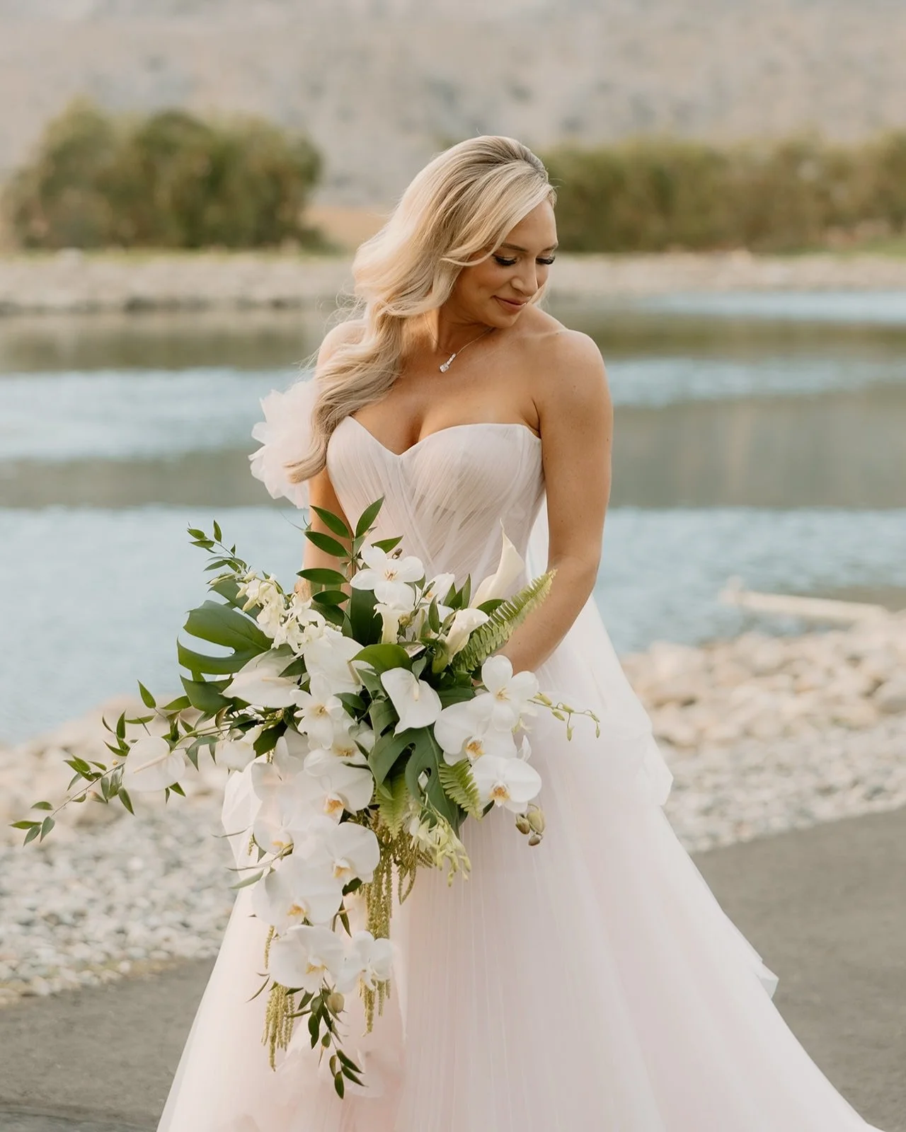 From a Cabo engagement to a day in Eastern Washington,
we gathered tropical blooms from afar to bring that feeling home 🤍

Venue- @rockypondwinery @rockypondestate 
Photographer- @gina.paulson 
Florist- @theforagesisters