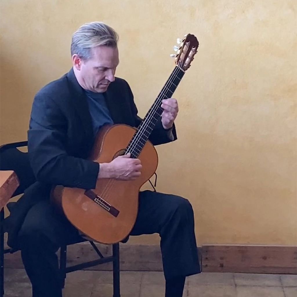 Join us for an unforgettable pairing of music, wine, and cheese at Le Vigne Los Angeles!

Immerse yourself in the enchanting classical guitar melodies of virtuoso Gregg Goodhart, live in our Vernon, California tasting room.

Saturday, May 25
2 pm - 4