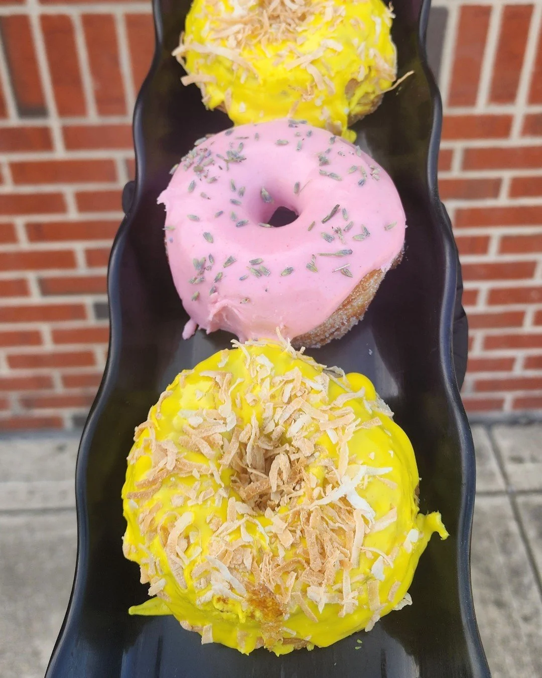 It's Fri-YAY! 

Stop in at Martinelli's Market today to get you Croughnut fix! The April flavors, Lemon Coconut and Strawberry Lavender are here and not lasting long! 

Come in and treat yourself to one or grab a pack to share! 

📍 Martinelli's Mark