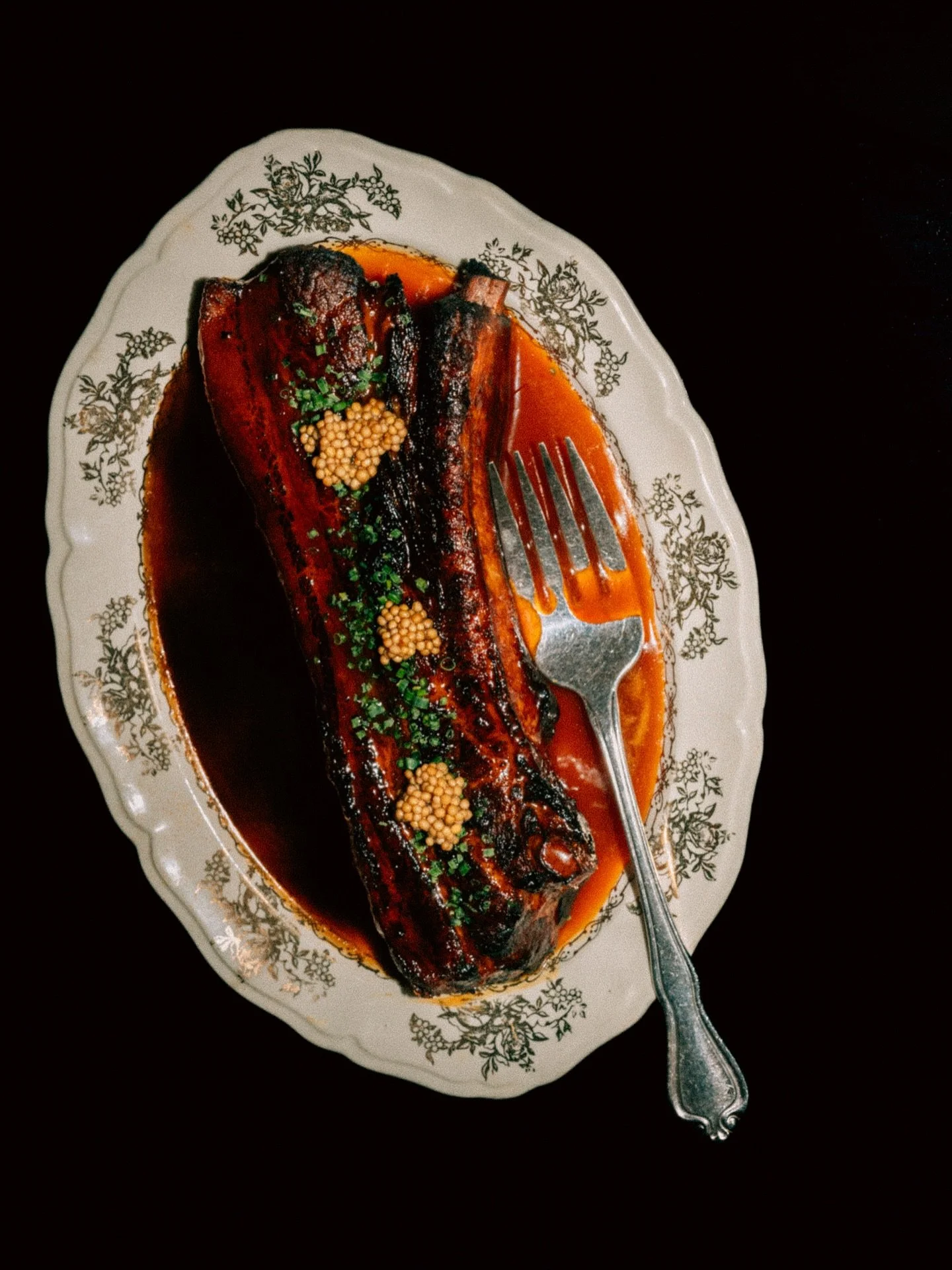Pork belly 
The one we all know and love.
Every week we bring in a whole hog side of pork from @deejays_custombutchershop 🙌
Whole sides get butchered in-house + dried for 24 hours. 
Our scrapes are reserved for future sausage + charcuterie. 
Bone-in