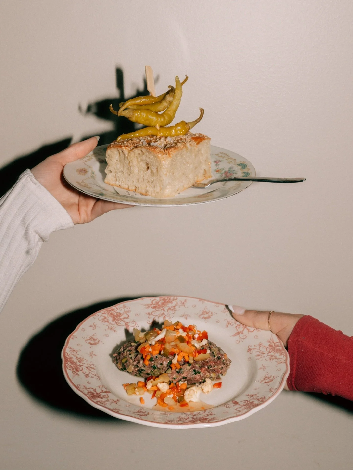 muffaletta tartare
A riff on the iconic muffaletta, the Sicilian-American sandwich born in New Orleans defined by bold, briny flavors. We broke it down and rebuilt it our way.
@certifiedangusbeef picanha tossed with pepperoncini, Castelvetrano olives