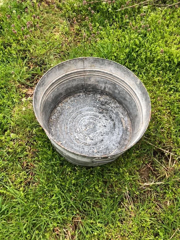 Vintage galvanized metal wash tub 1 — Legacy Tractors and Antiques