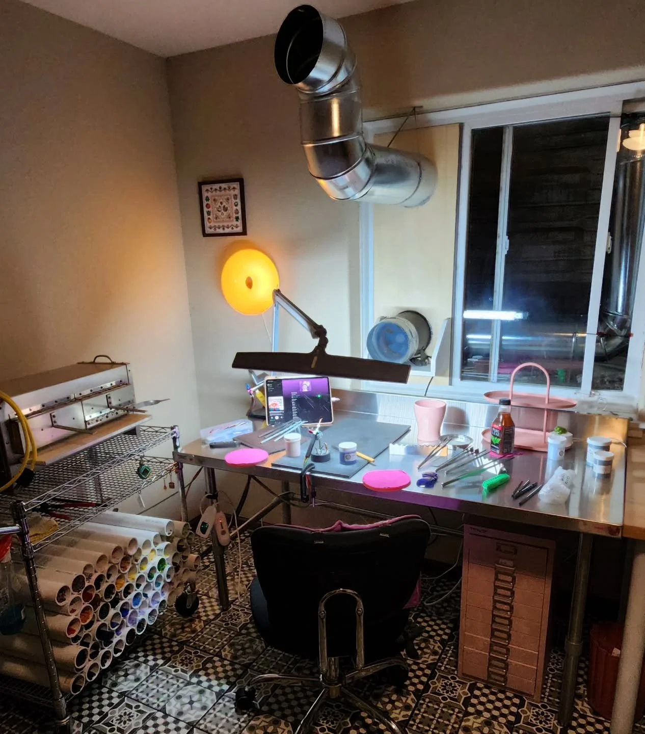 I moved!! 🎉
As someone with a LOT OF STUFF (cat, dogs, bugs, chickens, plants, grow tent, glass studio, and lots of trinkets) it was a huge feat, and I'm so grateful for everyone who lended a hand to help me get it all packed up, transported, and un