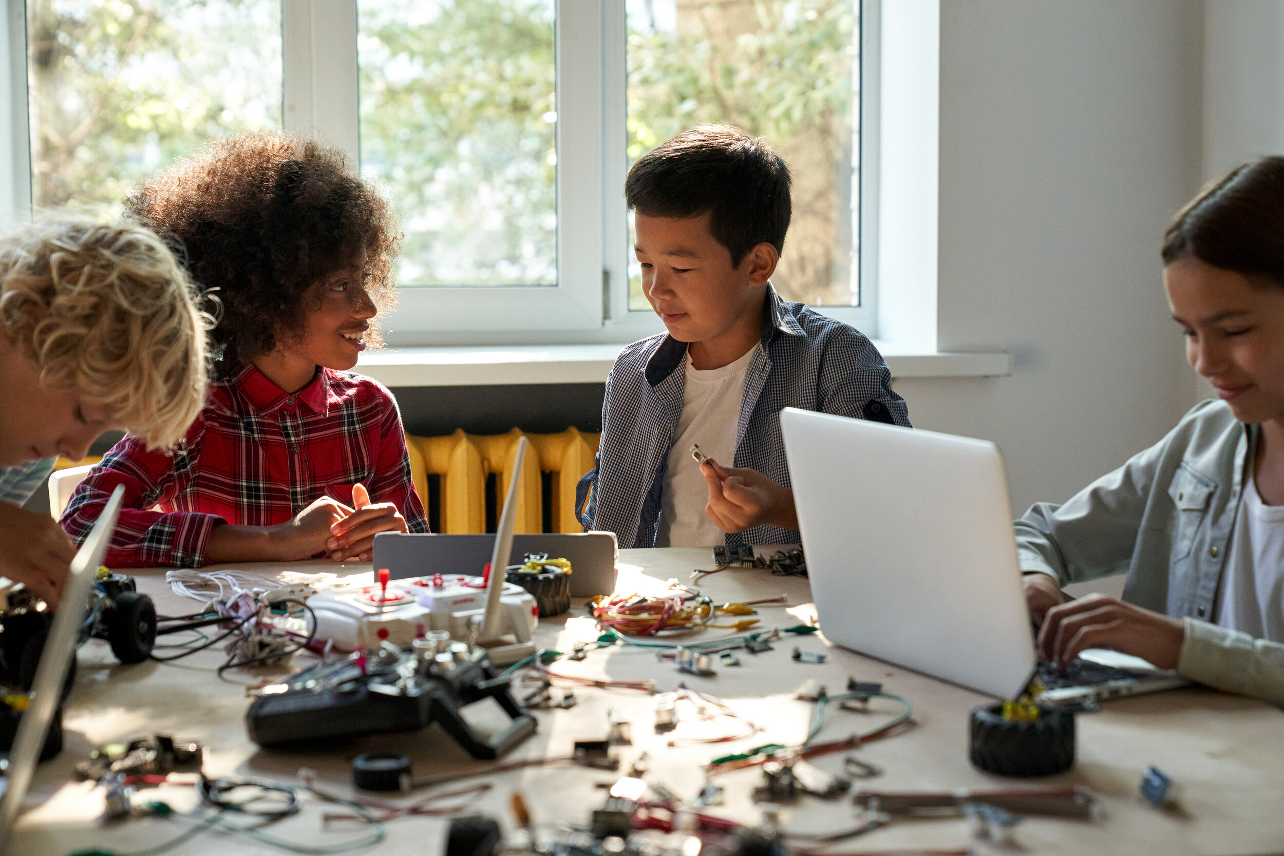 class-in-school-lab-for-group-of-multiracial-schoo-RPHF3MQ.jpg
