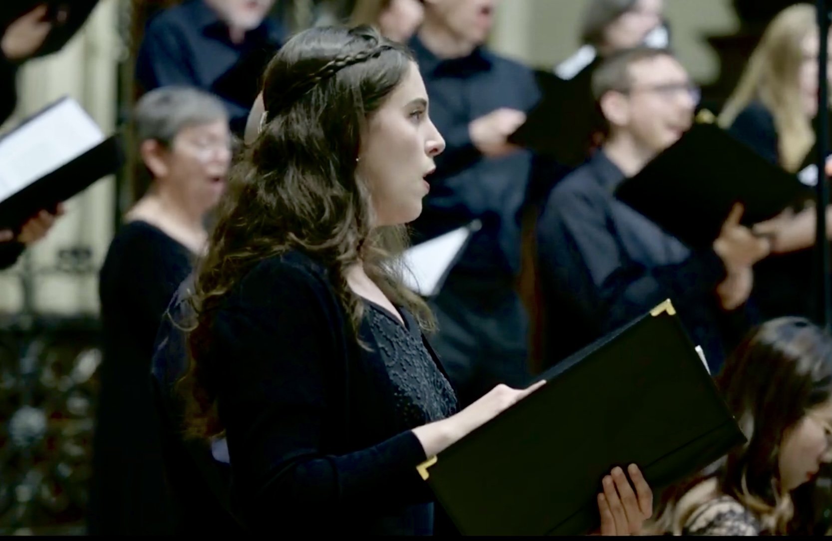 Analiese singing the soprano solo in Reena Esmail's "When the Violin" with the Thomas Circle Singers (2023)